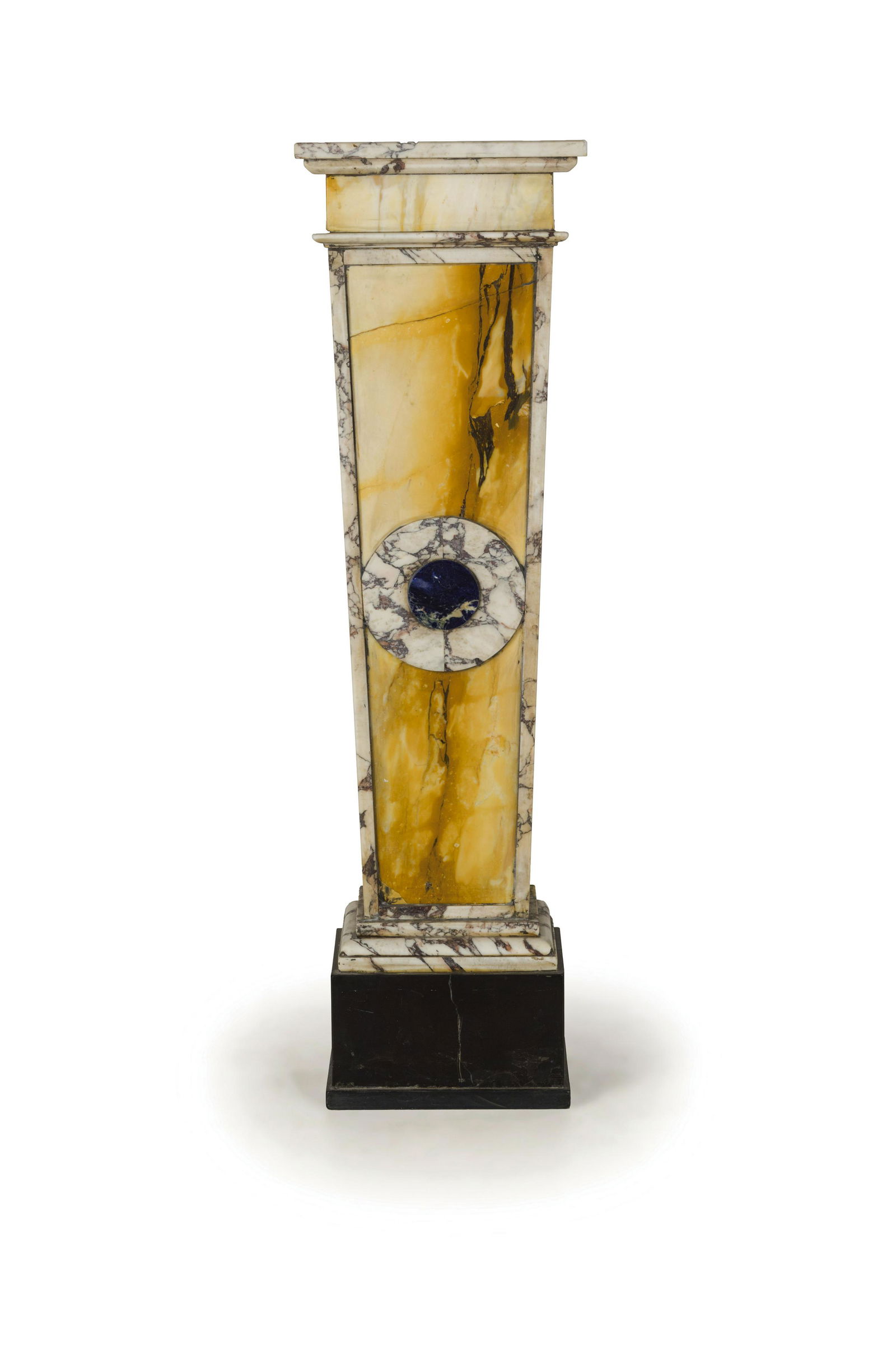 COPPIA DI ERME IN MARMI DIVERSI: di gusto classico, a sezione squadrata e rastremata su piede a plinto, al centro placca circolare; usure, graffi, sbeccature, alcune rotture, mancanze e modifiche Alt. cm 125, larg. cm 36,5, prof. cm