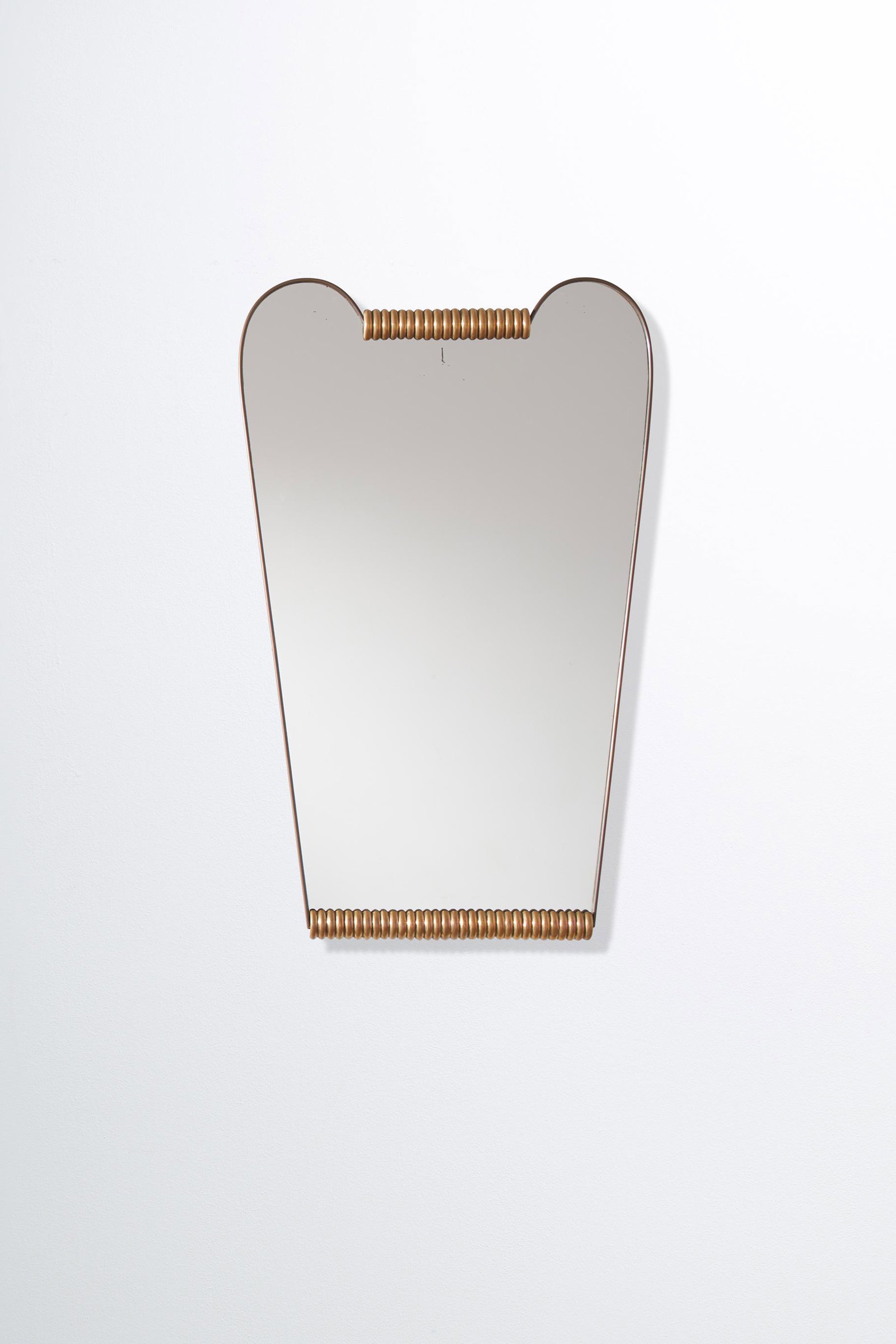 FONTANA ARTE: Specchio. Legno, Ottone, cristallo specchiato. Italia anni '50. cm 102x63 Buone condizioni generali. Piccole righe e leggeri segni di usura. Ottone in patina. Ossidazione alla specchiatura in alto al 