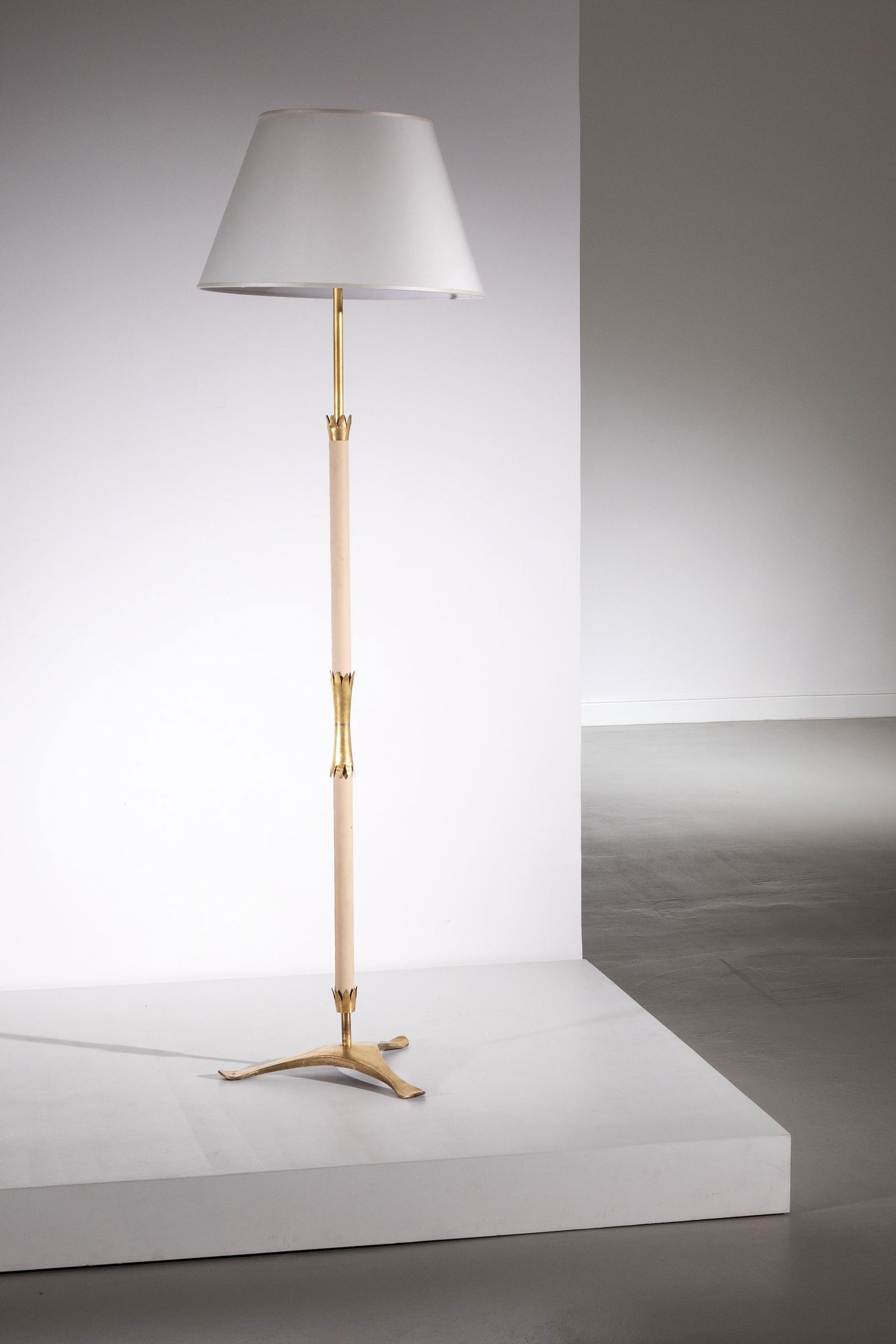 ANGELO LELII: Lampada da terra. Ottone, vinilpelle, tessuto. Produzione Arredoluce anni '50. Altezza cm 187 Vinilpellle sostituita, mancanza del riflettore interno in alluminio ( non visibile), paralume non origina