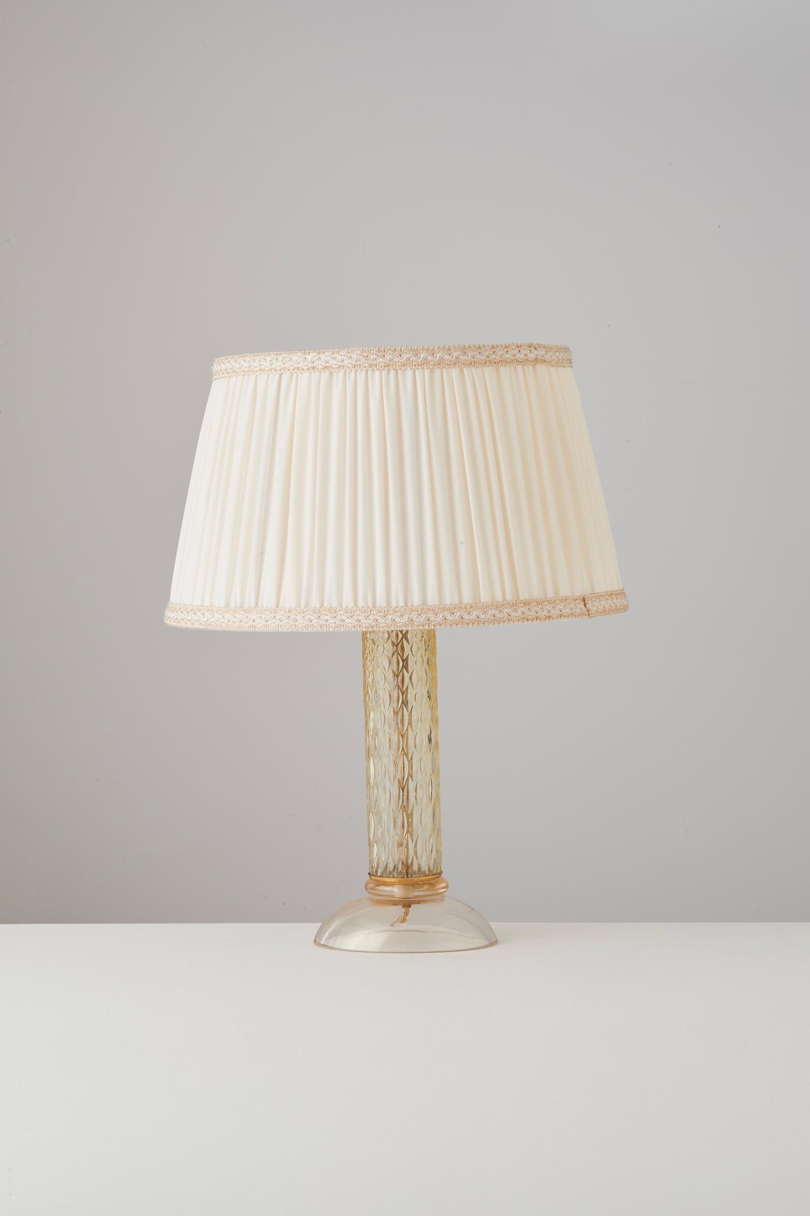 SEGUSO: Lampada da tavolo. Verto trasparente lumeggiato a foglia oro, ottone. Produzione Seguso Vetri d'Arte anni '70. altezza cm 60 mase cm 20x13 Firma incisa. Buone condizioni generali, piccole righe e tras