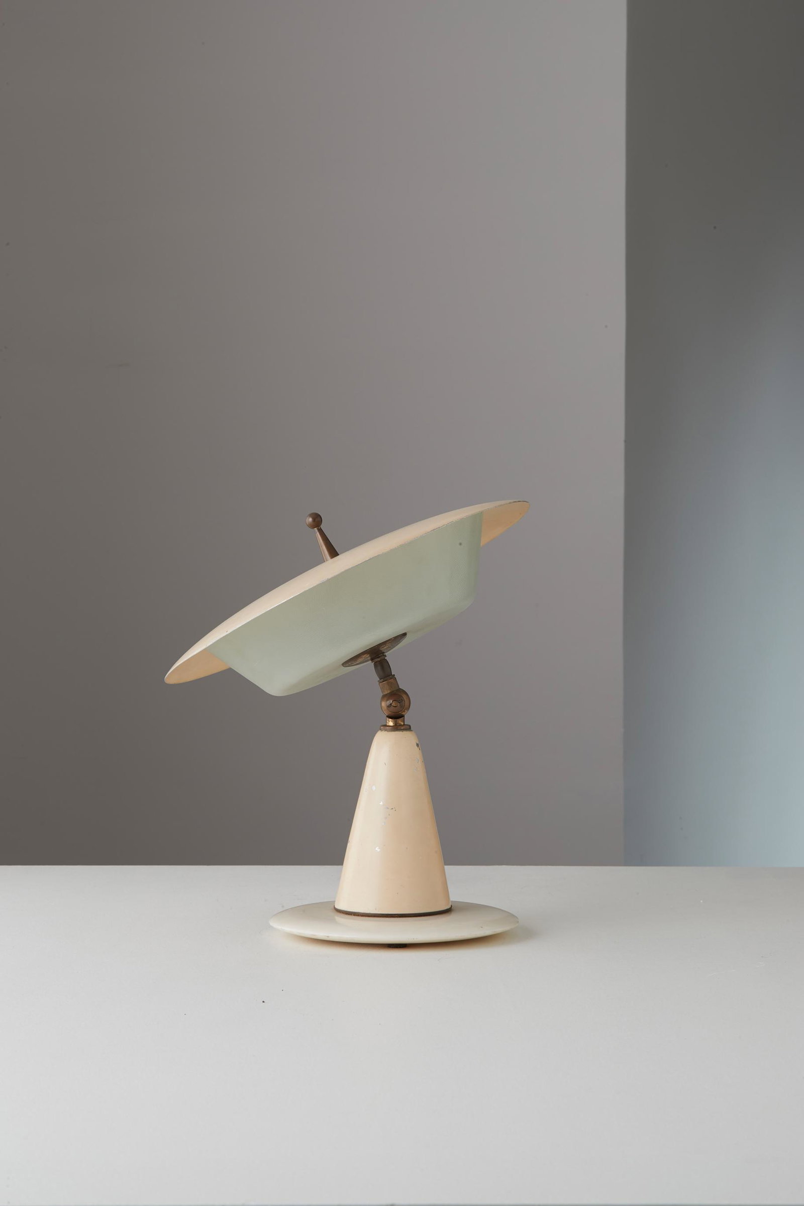 LUMEN: Lampada da tavolo. Marmo, alluminio verniciato, ottone, vetro diamantato. Produzione Lumen anni '50. cm 35x33 Buone condizioni generali, piccole righe e trascurabili segni di usura. Lievi ossidazione 