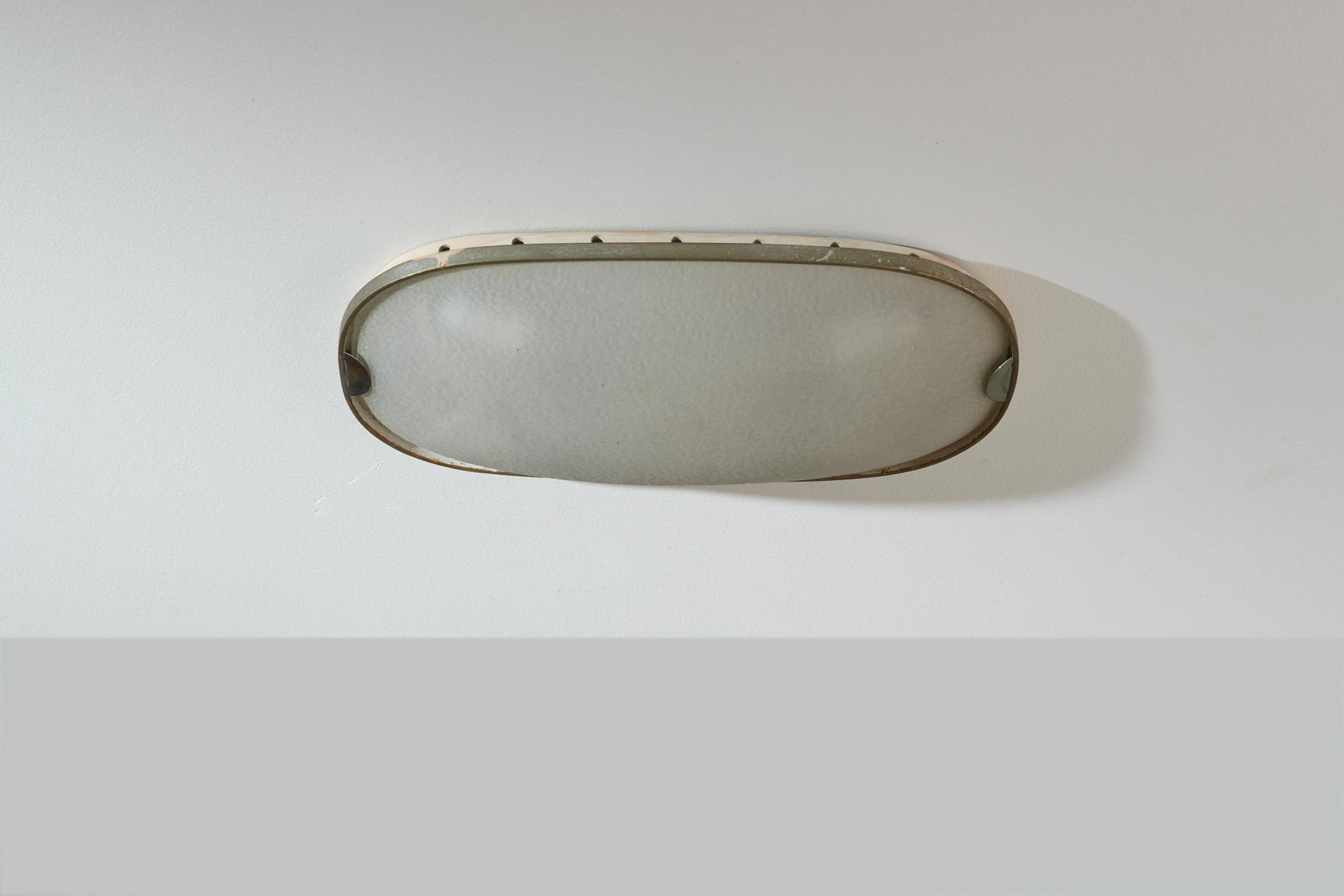 FONTANA ARTE: Lampada a plafone. Ottone nichelato, vetro acidato e satinato, alluminio pressofuso. Produzione Fontana Arte anni '60. cm 7x40x24 Buone condizioni generali, piccole righe e trascurabili segni di usura