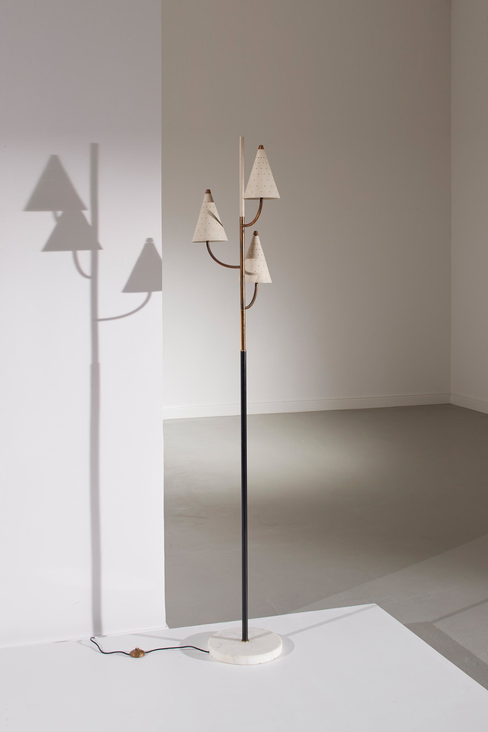 STILNOVO: Lampada da terra. Marmo, ottone, metallo laccato, alluminio traforato e laccato. Italia anni '50. Etichetta della manifattura applicata. cm 173x 30 Buone condizioni. Righe, graffi e normali segni d'us