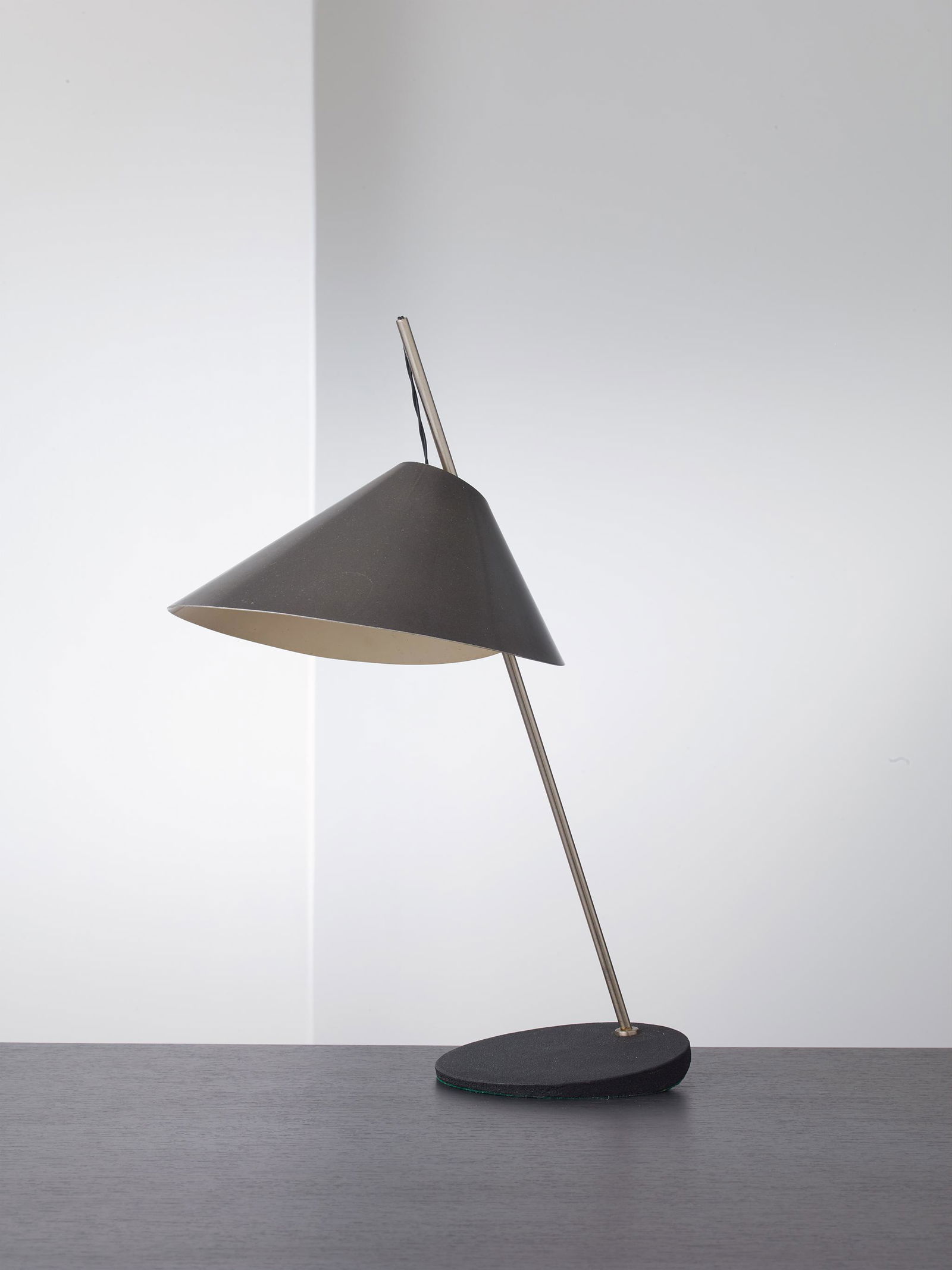LUIGI CACCIA DOMINIONI: Lampada da tavolo mod. Monachella. Ghisa, metallo cromato, alluminio verniciato, produzione Azucena dal 1953. cm 53x25 Piccole righe e leggeri segni di usura al diffusore. SMALL LINES AND LIGHT WEAR S