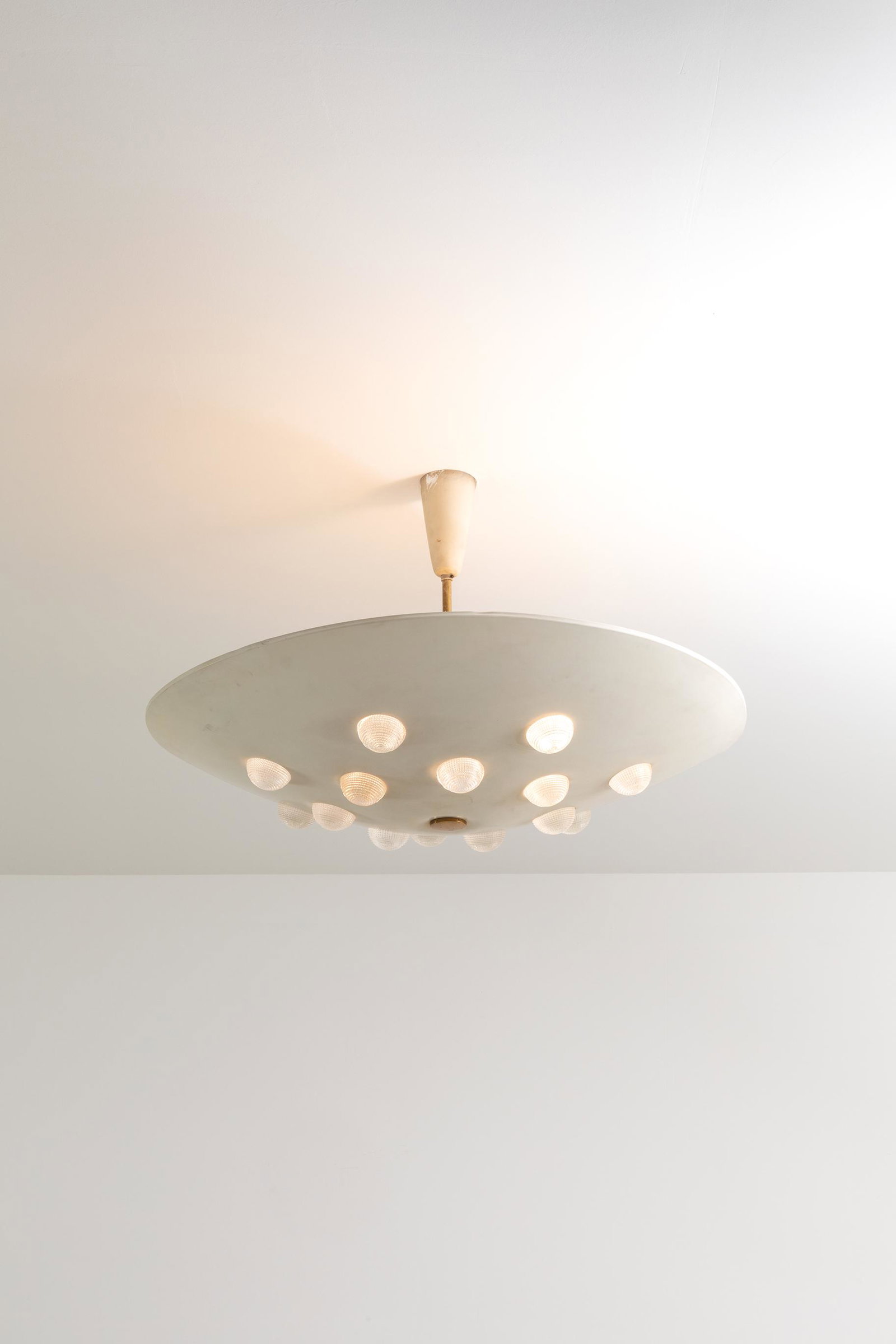 STILNOVO: Lampada a sospensione. Ottone, alluminio smaltato, vetro pressato. Produzione Stilnovo anni '50. Decalcomania del produttore applicata. cm 50x85 Buone condizioni generali. Righe, graffi e leggeri segn