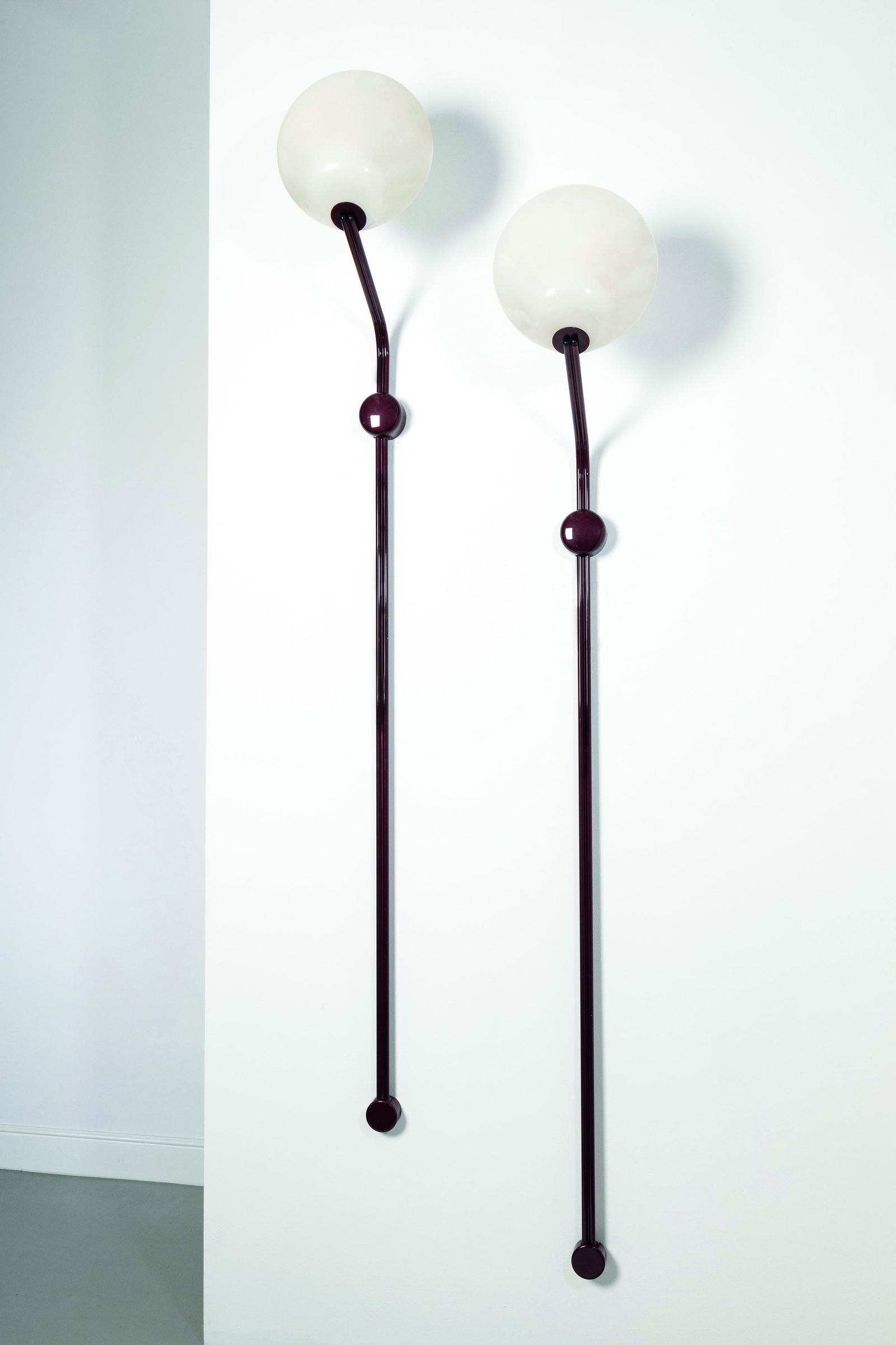 ACHILLE & PIERGIACOMO CASTIGLIONI (2): Coppia di lampade da parete mod. Parter. Metallo smaltato, vetro opalino. Produzione Flos anni '70. cm 178x33x36 Ottime condizioni generali. Piccole righe e trascurabili segni di usura. EXCELLENT GENE