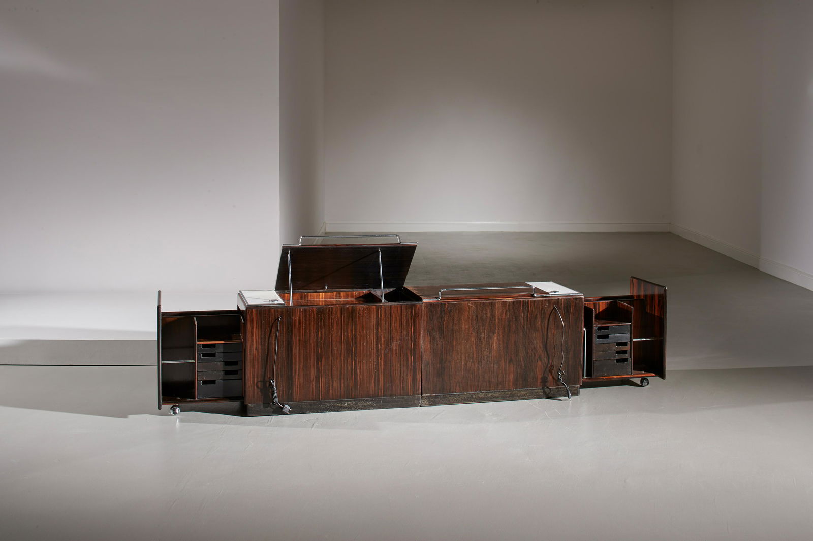 FORMANOVA (ATTRIB. A) (2): Testiera di letto attrezzata. Legno esotico, metallo cromato, perspex opalino. Produzione Formanova anni '60. cm 58x175x40 Buone condizioni, piccole righe, trascurabili graffi e segni d'usura. GOOD CO