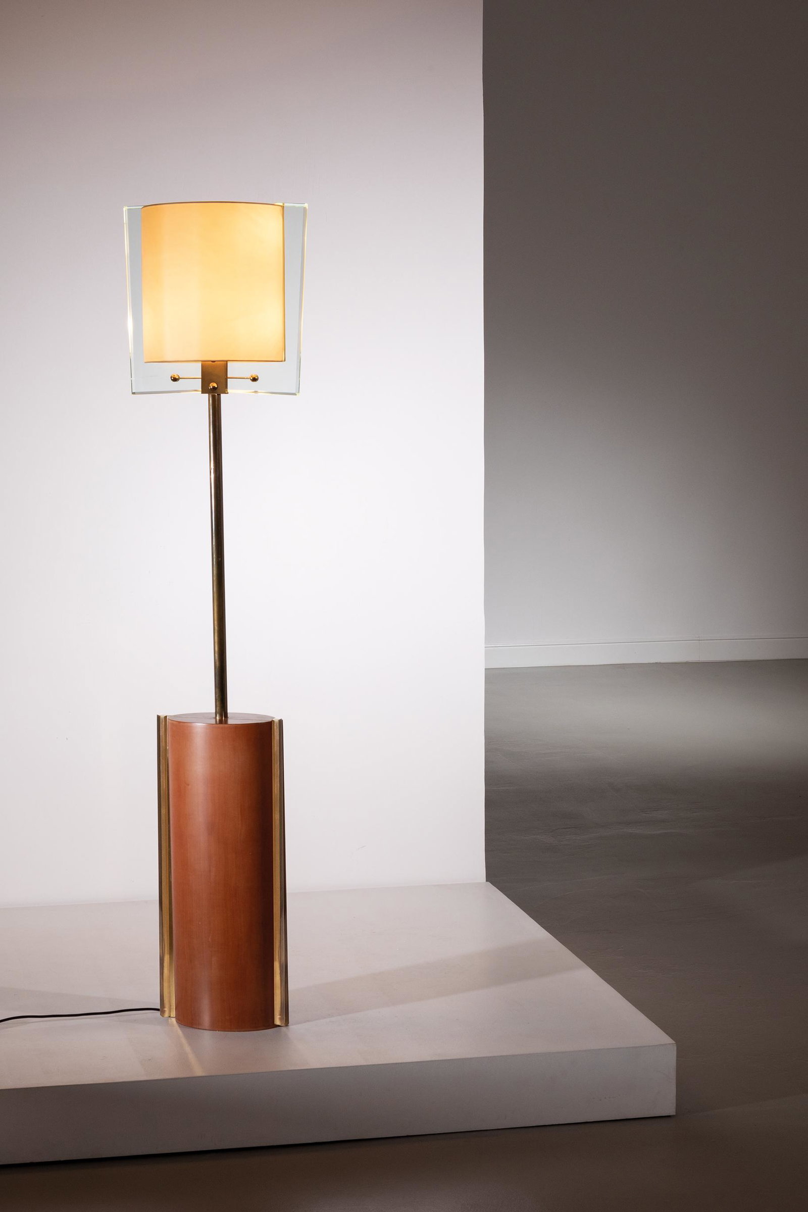 FONTANA ARTE: Lampada da terra. Legno, ottone, cristallo molato, tessuto. Produzione Fontana Arte anni '80. altezza cm 165 Buone condizioni generali. Piccoli graffi, righe e segni di usura. GOOD OVERALL CONDITIONS.