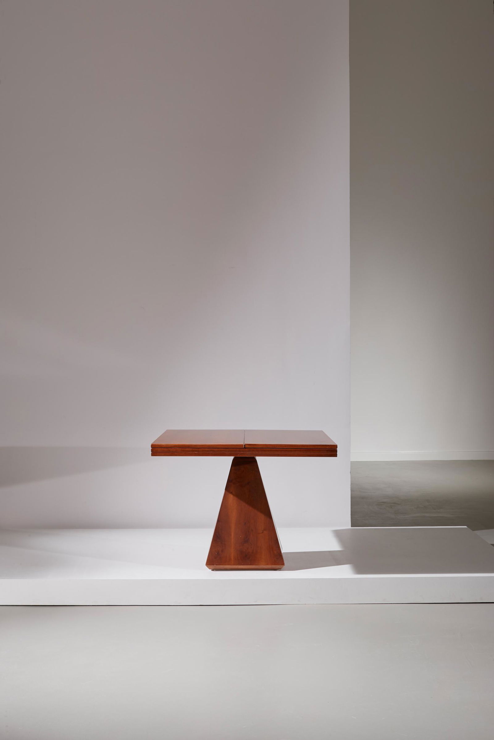 VITTORIO INTROINI, TAVOLO: Tavolo mod. Chelsea. Legno di noce, metallo cromato. Produzione Pozzi 1975 ca. Chiuso cm 75x100x100 aperto cm 73x200x100 Buone condizioni generali, piccole righe e segni di usura. Sul piano alcuni seg