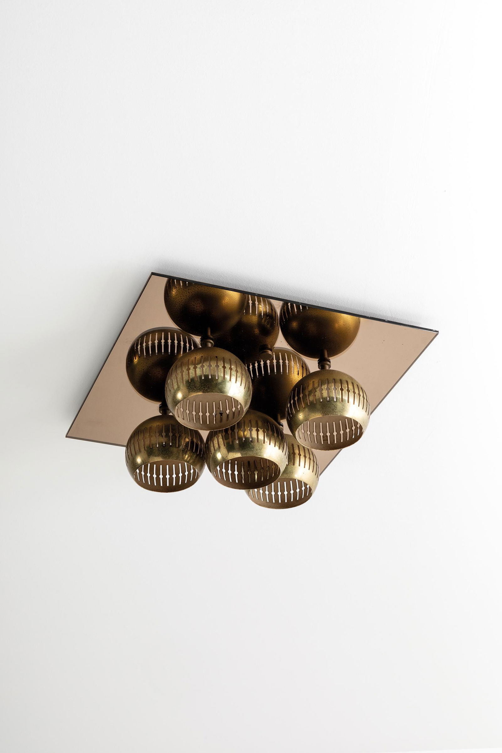 ANGELO LELII: Lampada a plafone mod. 14164 - Gamma. Cristallo colorato e specchiato, ottone. Produzione Arredoluce 1973 ca. cm 20x50x50 Ottime condizioni generali, trascurabili righe e leggeri segni di usura. EXCEL