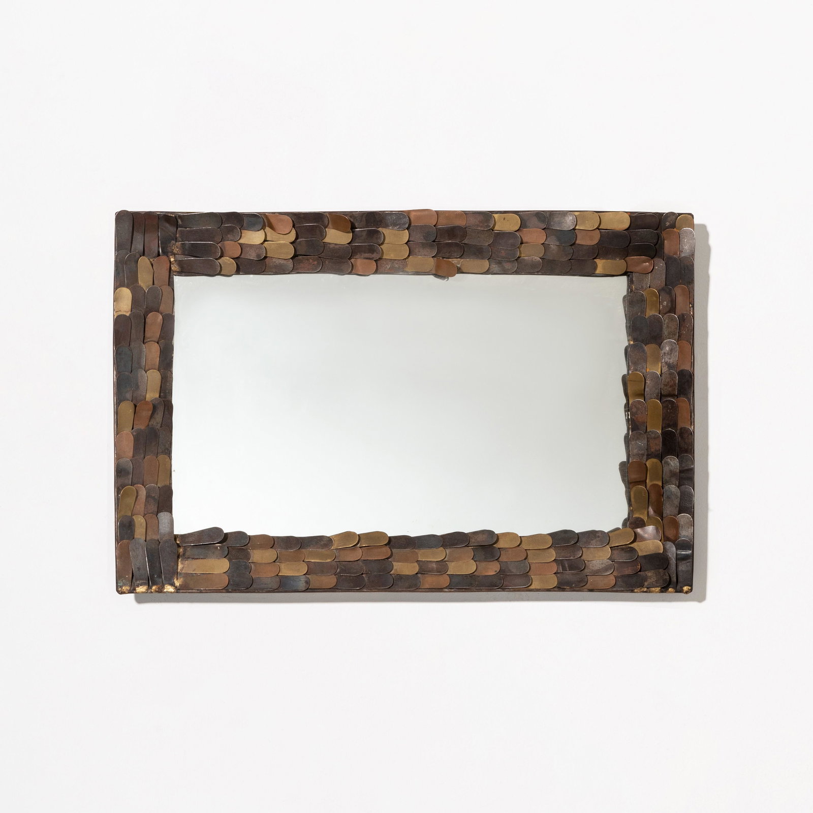 MANIFATTURA ITALIANA: Specchio. Cristallo specchiato, ottone, rame, metallo brunito. Italia anni '50. cm 43x68x5 Buone condizioni generali. Piccole righe e leggeri segni di usura. Lievi ossidazioni alla specchiatura GOOD G