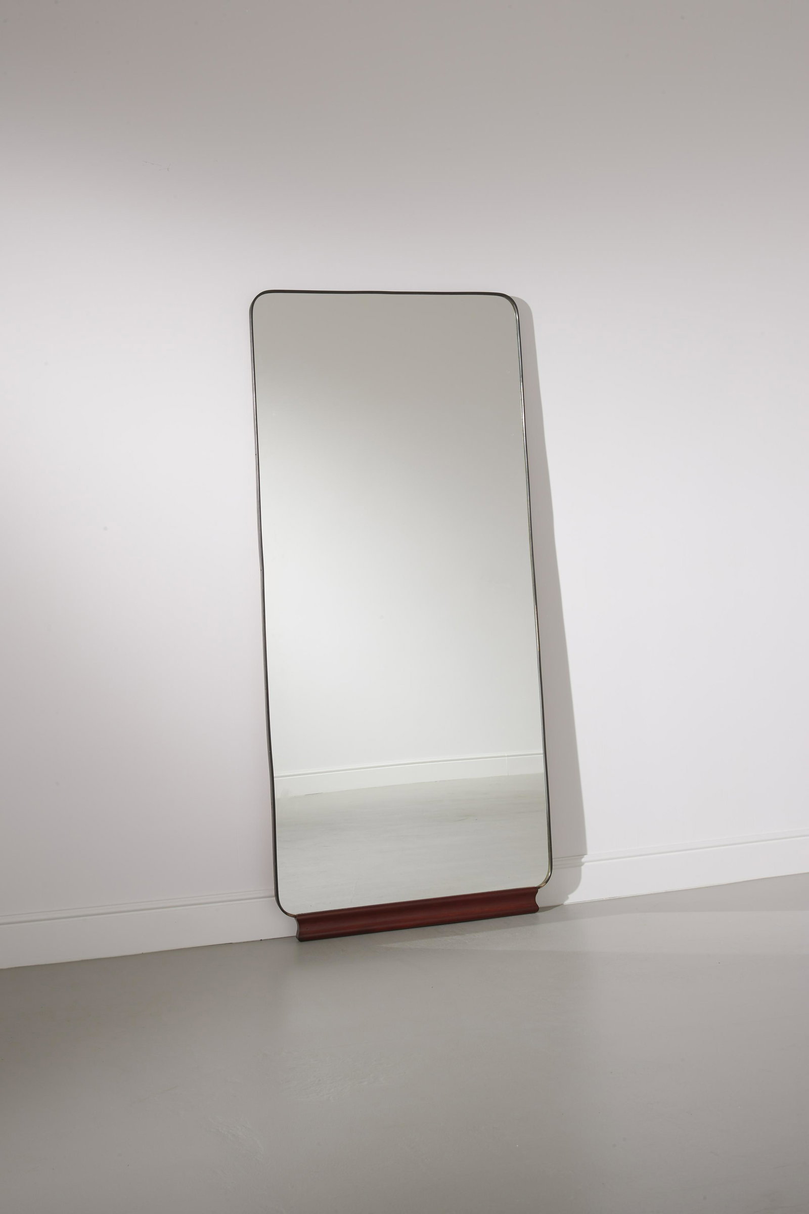 MANIFATTURA ITALIANA: Specchio a figura intera. Legno, ottone, cristallo specchiato. Italia anni '50. cm 167x76 Buone condizioni generali. Piccole righe e leggeri segni di usura. Ottone in patina GOOD GENERAL CONDITIONS. S