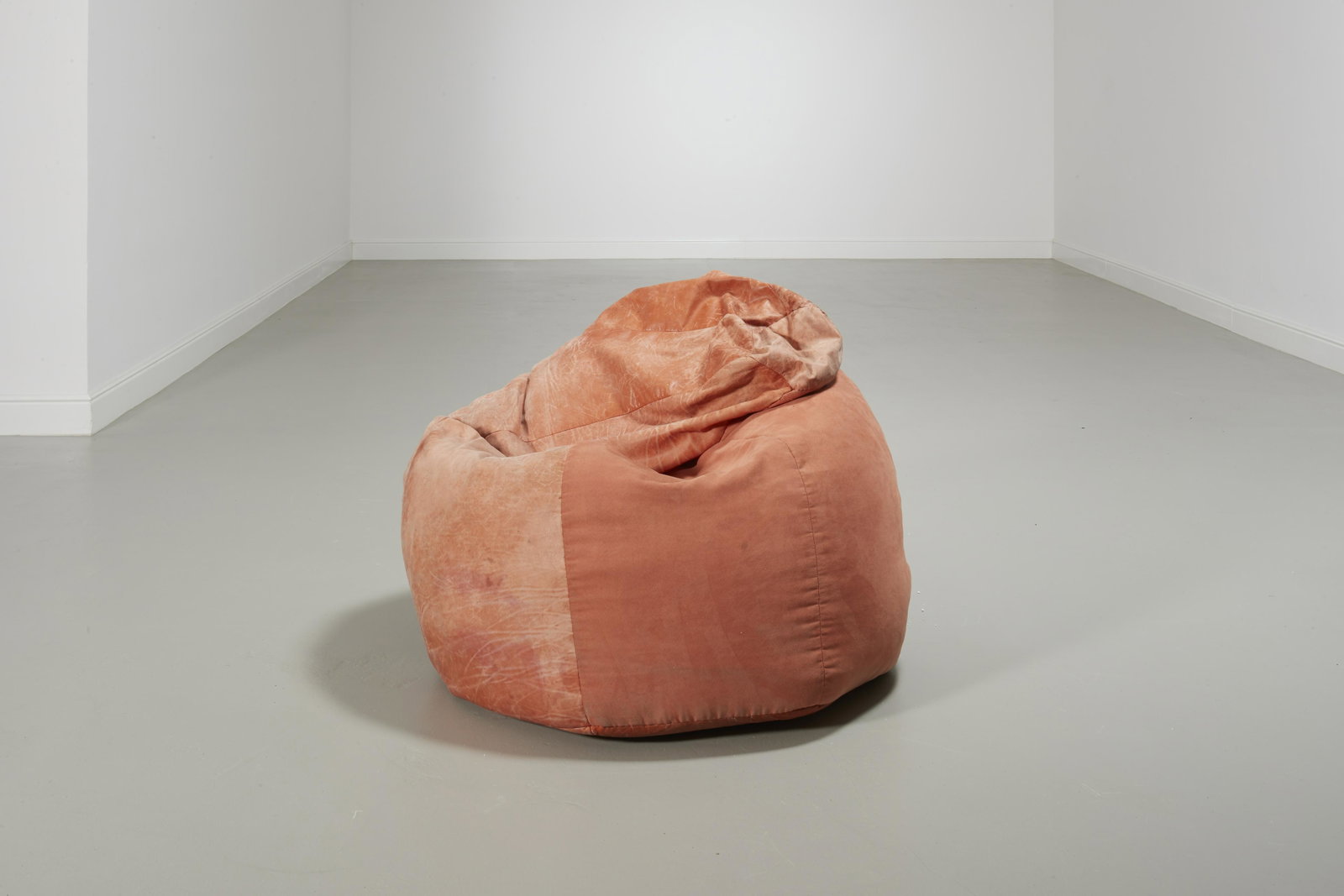 PIERO GATTI, CESARE PAOLINI, FRANCO TEODORO: Poltrona mod. Sacco. Pelle e pelle scamosciata. Produzione Zanotta 1968 ca. cm 68x80x80 Discrete condizioni generali, segni di usura, righe epiccoli graffi. QUITE GOOD GENERAL CONDITIONS. WEAR SIGNS, 