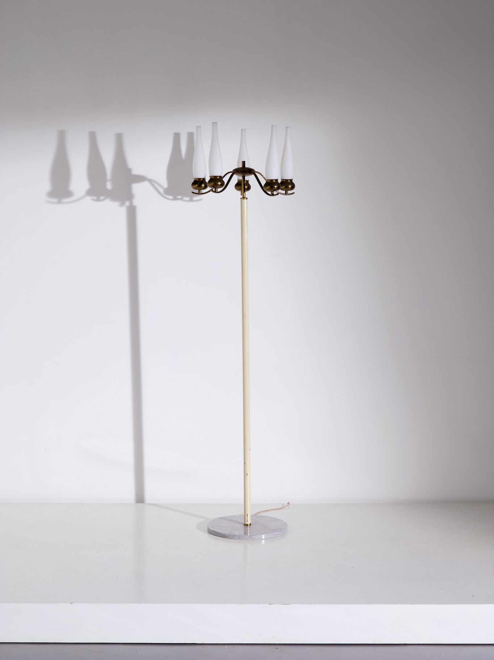 ANGELO LELII: Lampada da terra. Marmo, metallo smaltato, ottone, vetro opalino satinato. Produzione Arredoluce anni '50. altezza cm 174 Buone condizioni generali, piccole sbeccature alla base facilmente restaurabil