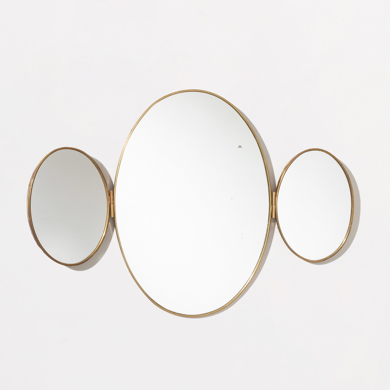 MANIFATTURA ITALIANA: Specchio ad alette. Cristallo specchiato, ottone. Italia anni '50. cm 87x60 Buone condizioni generali. Piccole righe e leggeri segni di usura. Lievi ossidazioni alla specchiatura GOOD GENERAL CONDITIO