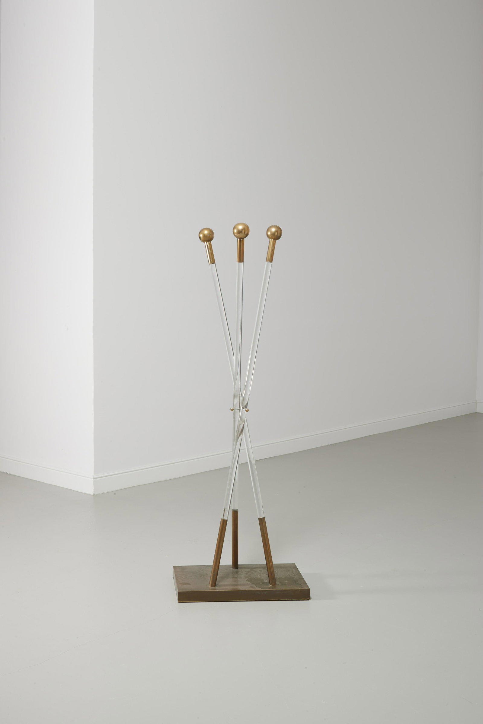 MANIFATTURA ITALIANA: Appendiabiti. Ottone, plexiglass. Italia 1970 ca. cm 165x57x35 Buone condizioni generali. Piccole e trascurabili righe . Trascurabili ossidazioni GOOD GENERAL CONDITIONS. SMALL AND MINOR LINES. MINOR