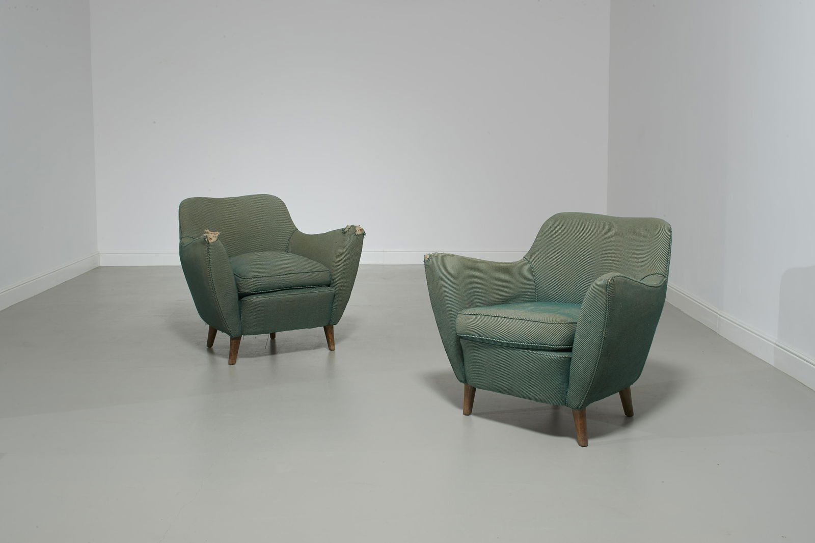 GIULIA VERONESI (ATTRIBUITO A) (2): Due poltrone mod. Perla. legno tinto, tessuto imbottito. Italia anni '50 cm 76x85x70 Discrete condizioni, tessuto da sostituire, imbottitura da revisionare QUITE GOOD CONDITIONS. FABRIC NEEDS TO BE RE