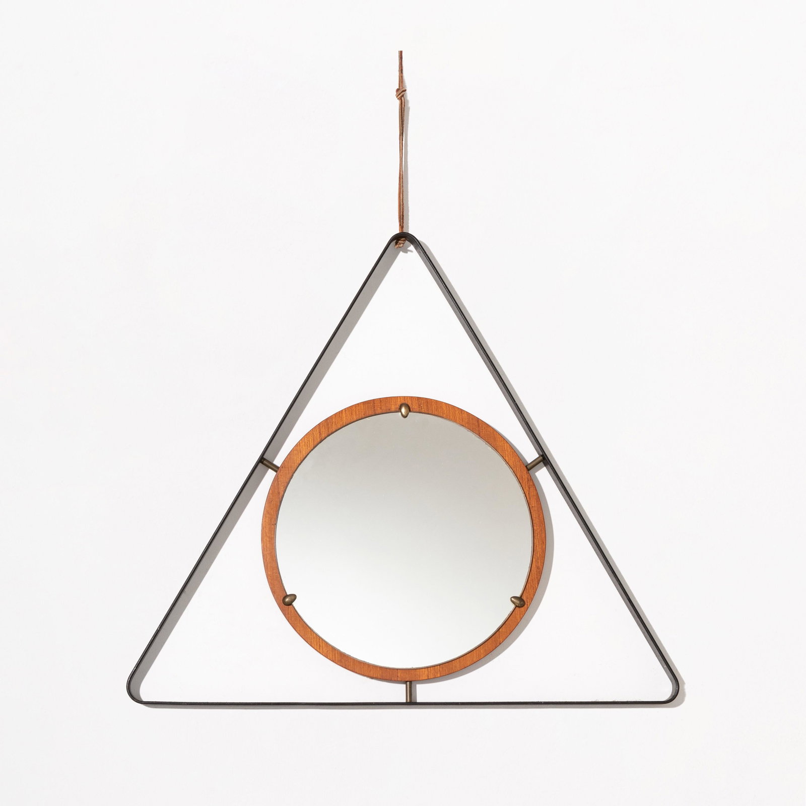 MANIFATTURA ITALIANA: Specchio. Cristallo specchiato, metallo smaltato, multistrato impiallacciato in legno di frassino, ottone, cuoio. Italia anni '50. cm 59x67 Buone condizioni generali. Piccole righe e leggeri segni di 