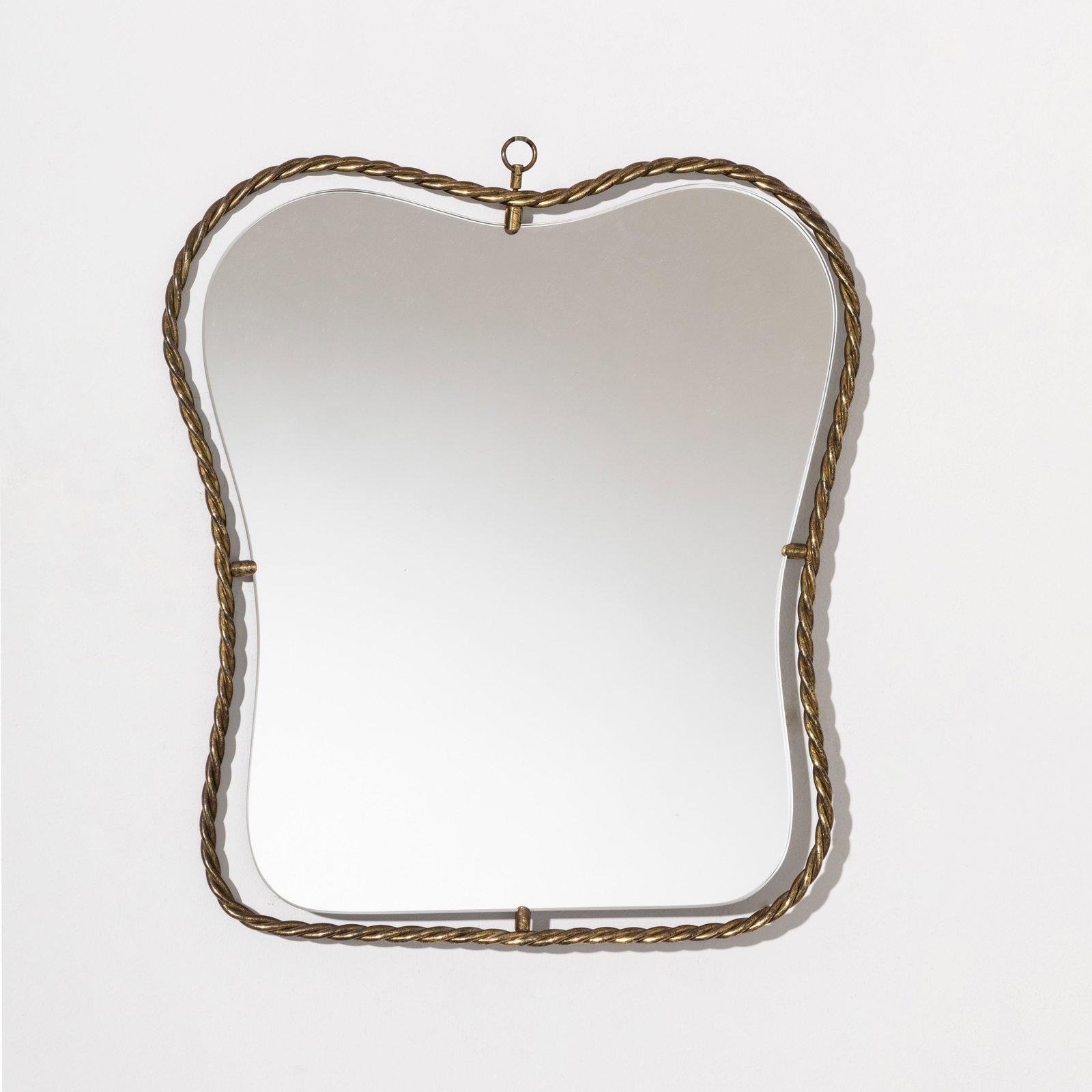 MANIFATTURA ITALIANA: Specchio. Cristallo specchiato, ottone ritorto. Italia anni '50. cm 40x36 Buone condizioni generali. Piccole righe e leggeri segni di usura. Ossidazioni alla struttura GOOD GENERAL CONDITIONS. SMALL L