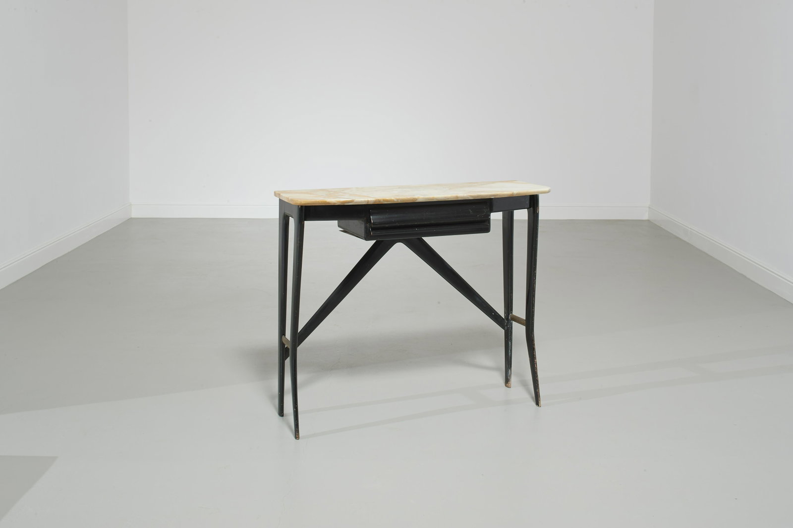 MANIFATTURA ITALIANA: Consolle. Legno ebanizzato, ottone, marmo. Italia anni '50. cm 88x91x35 Buone condizioni, normali righe, graffi segni d'usura. GOOD GENERAL CONDITIONS. SMALL LINES, SCRATCHESAND WEAR SIGNS AN ITALIAN 