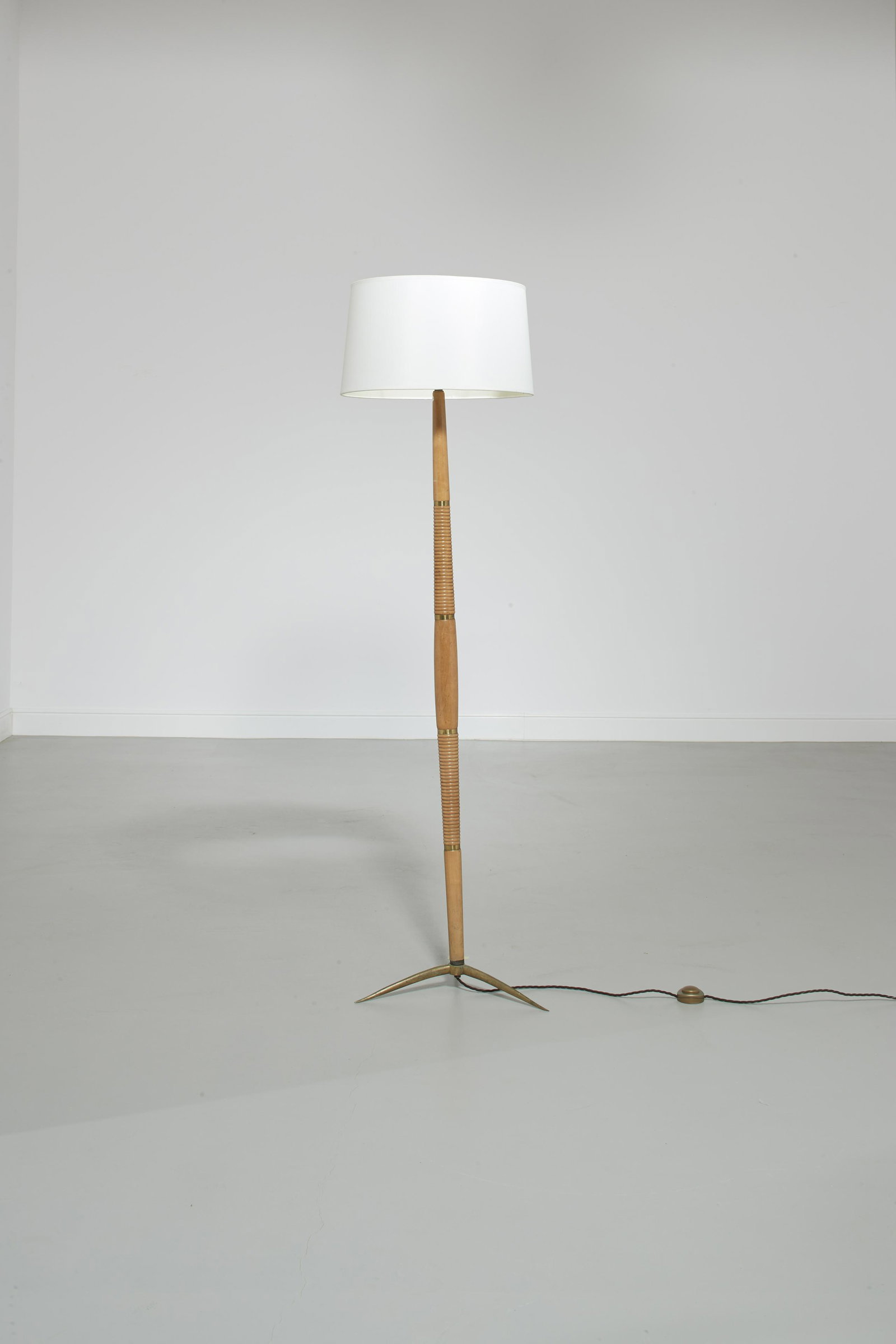 MANIFATTURA ITALIANA: Lampada da terra. Legno tornito, ottone. Italia anni '50. altezza cm 172 Buone condizioni generali, piccole righe, graffi e segni d'usura. Ottone in patina. GOOD GENERAL CONDITIONS. SMALL LINES AND WE