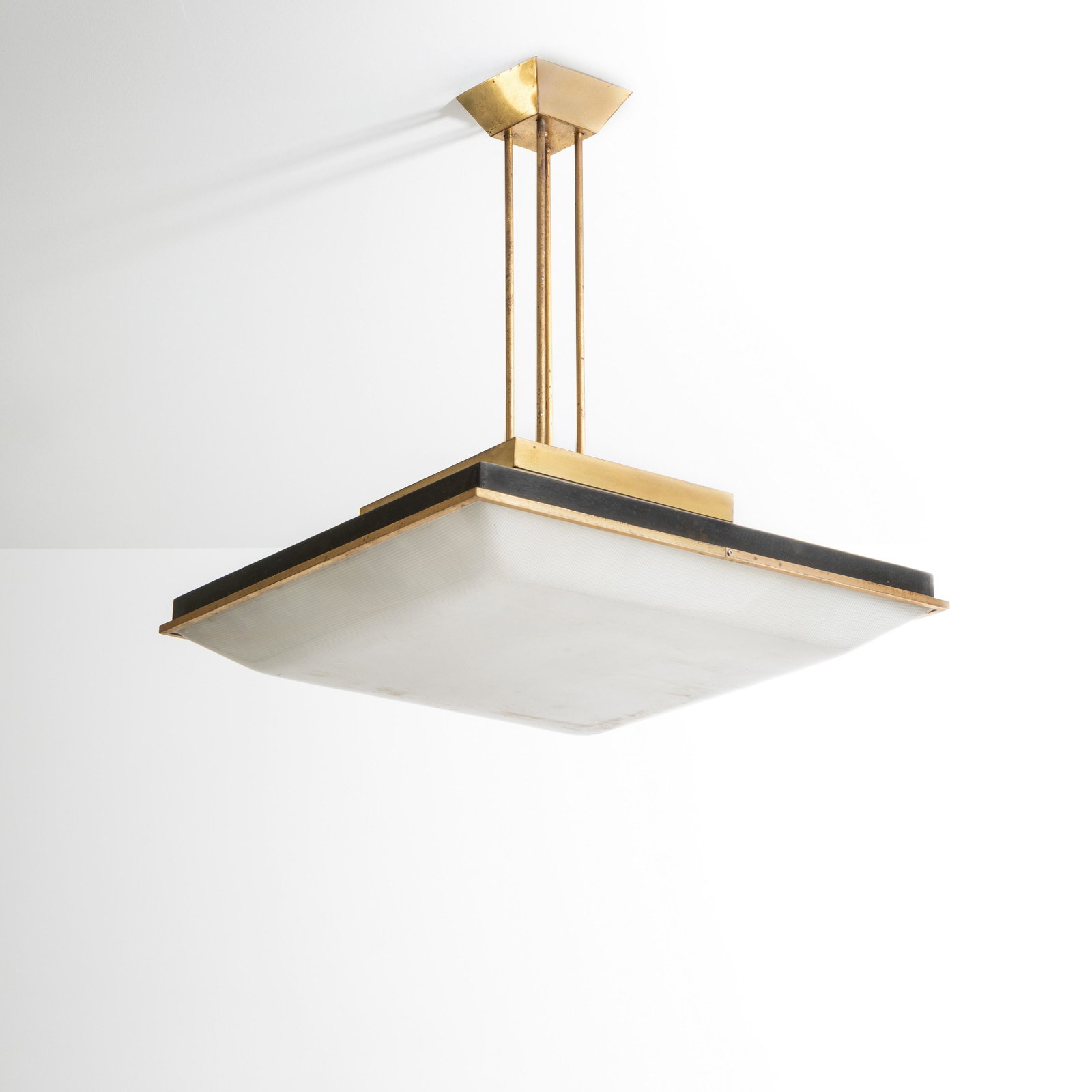 STILNOVO: Lampada a sospensione. Ottone, perspex opalino, metallo smaltato. Italia anni '60. cm 76x64x64 Buone condizioni generali, trascurabili righe e leggeri segni di usura. GOOD GENERAL CONDITIONS. MINOR LI