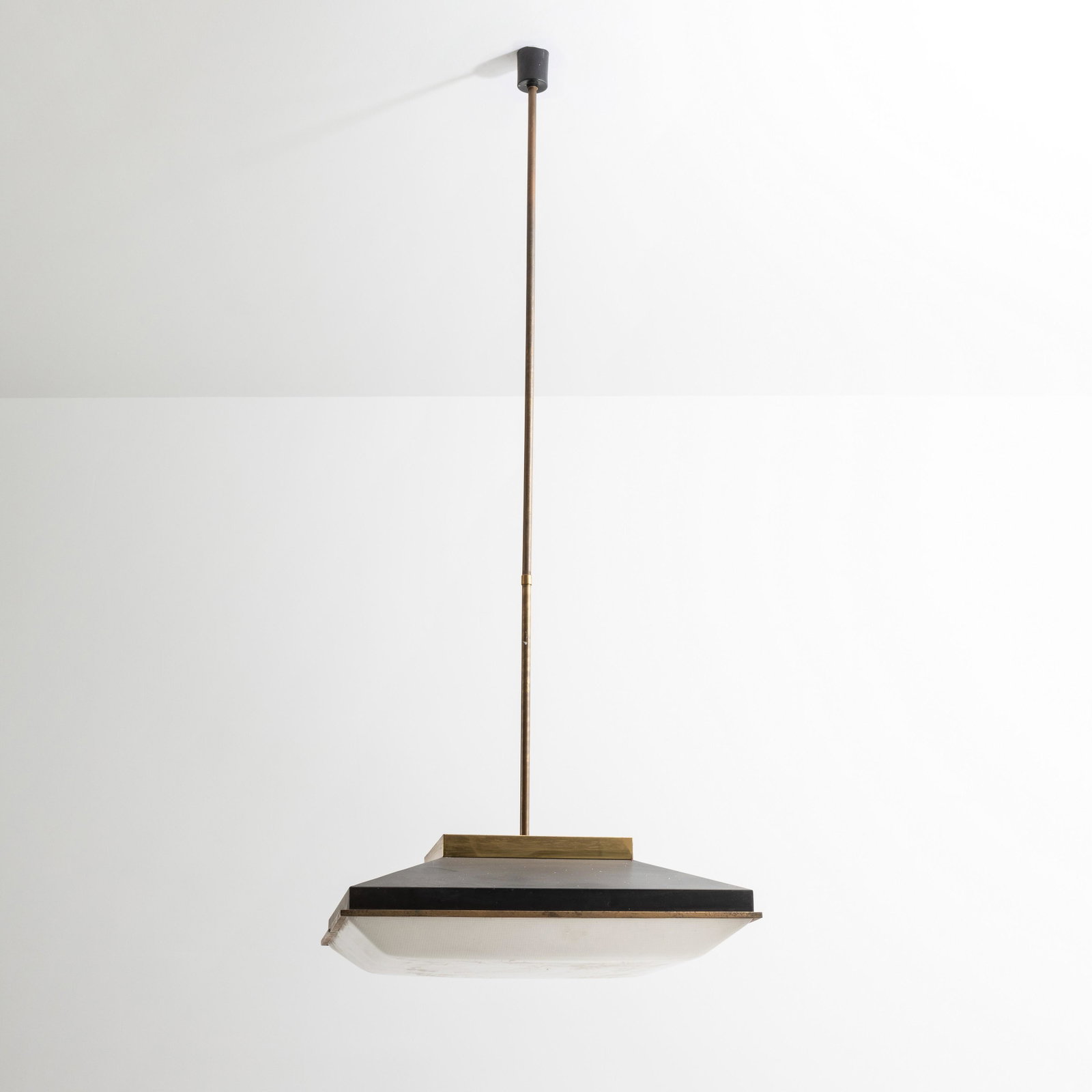 STILNOVO: Lampada a sospensione. Ottone, perspex opalino, metallo smaltato. Italia anni '60. cm 170x64x64 Buone condizioni generali, trascurabili righe e leggeri segni di usura. GOOD GENERAL CONDITIONS. MINOR L