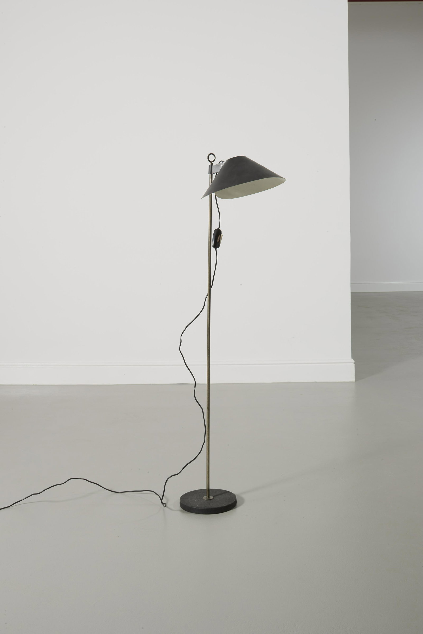 MANIFATTURA ITALIANA: Lampada da terra. Ghisa, ottone, alluminio verniciato. Italia anni '50. altezza cm 115 Righe, graffi e segni di usura. Ossidazioni al metallo. Meccanismo che regola l'altezza da revisionare LINES, SCR