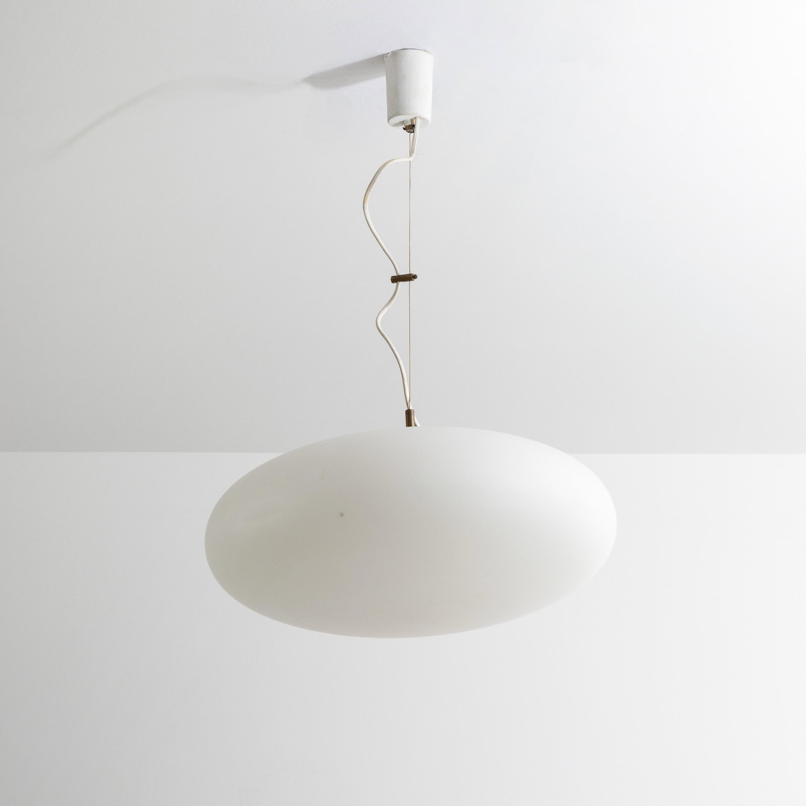 MANIFATTURA ITALIANA: Lampada a sospensione. Ottone, vetro opalino satinato, alluminio smaltato. Italia anni '50. cm 66x40 Buone condizioni generali. Piccole righe e trascurabili segni di usura.Filo elettrico da sostituire