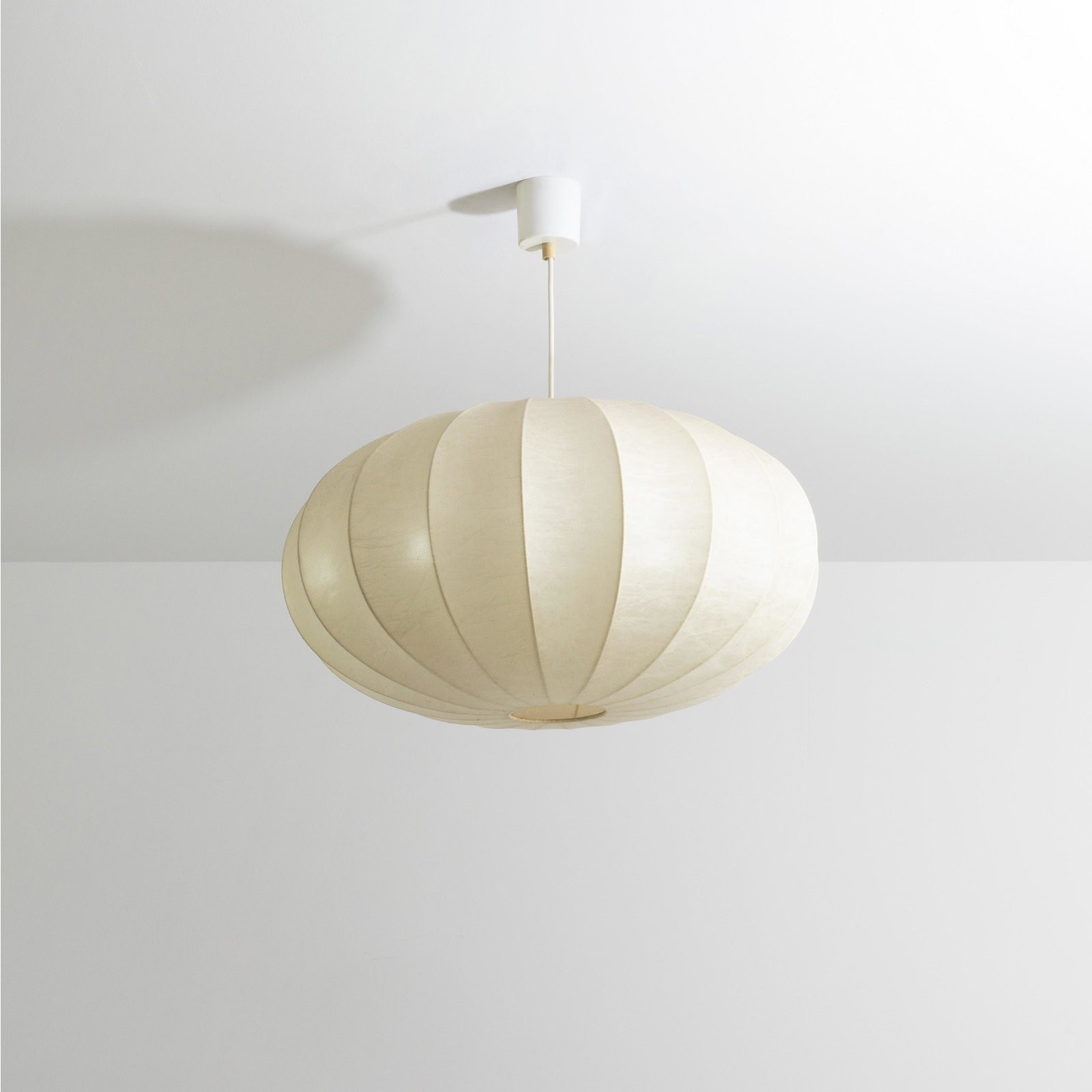 MANIFATTURA ITALIANA: Lampada a sospensione. Metallo smaltato, cocoon. Italia anni '60. cm 58x56 Buone condizioni. Cocoon integro. GOOD CONDITIONS. COCOON COMPLETE AN ITALIAN CEILING LAMP