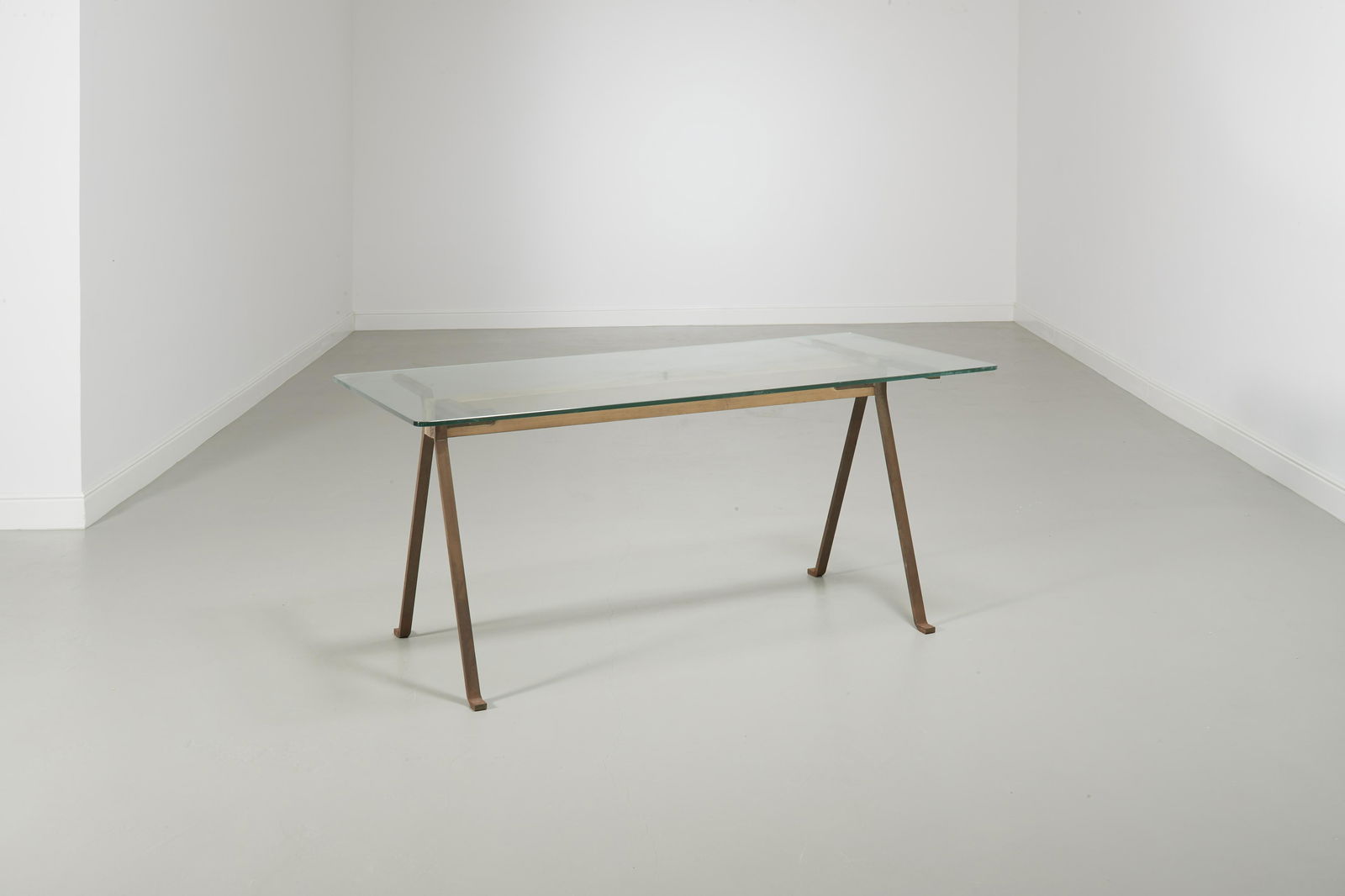 ENZO MARI: Tavolo da pranzo mod. Frate. Acciaio, legno, cristallo molato. Produzione Driade 1973 ca. cm 72x160x77 Buone condizioni generali, piccole righe e trascurabili segni di usura. Lievi ossidazioni al meta