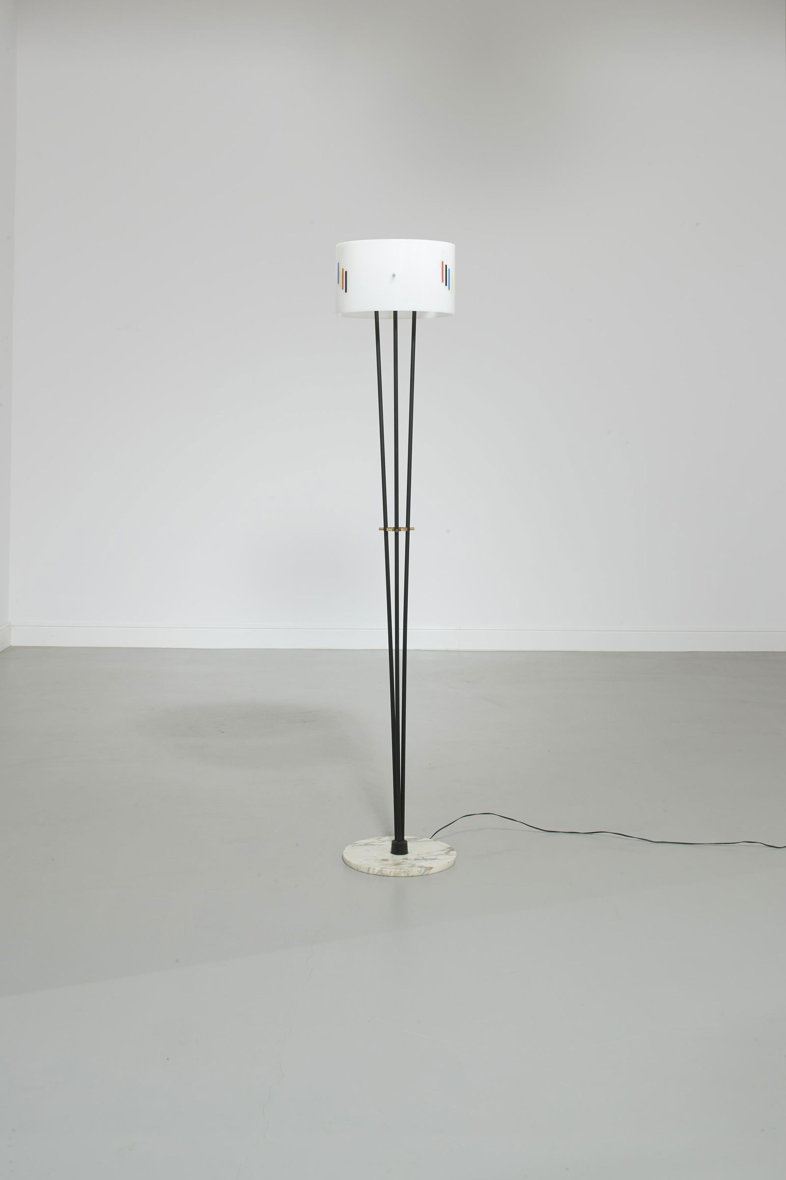 ANGELO BROTTO: Lampada da terra. Marmo, metallo smaltato, ottone, plexiglass. Produzione Esperia anni '50. altezza cm 175 Buone condizioni generali, piccole righe, graffi e segni d'usura. Ottone in patina. GOOD GENE