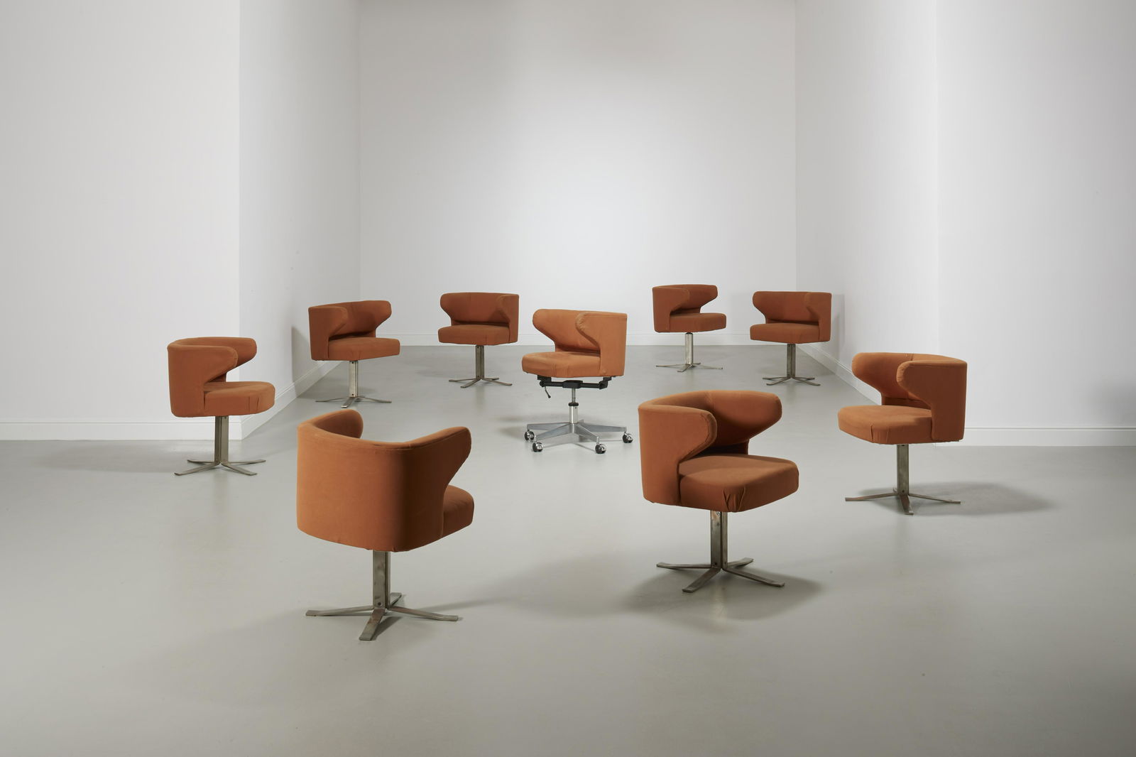 GIANNI MOSCATELLI (9): Otto poltrone girevoli più una da scrivania. Acciaio spazzolato, tessuto imbotttitto. Produzione Formanova anni '60. cm 70x56x56 Ossidazione diffusa sulla struttura, tessuto originale in buone