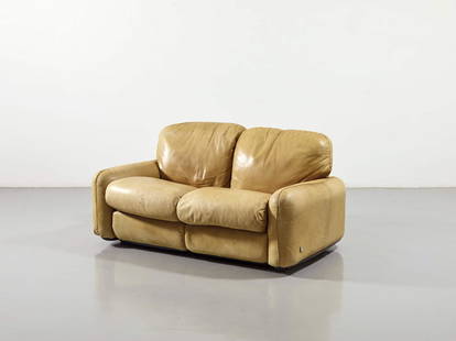 ARRIGO ARRIGONI: Divano mod. Piumotto. ABS stampato, pelle imbottita. Produzione Industrie Busnelli anni '70. cm 80x140x93 Targhetta della manifattura. Ottime condizioni generali. Piccole righe e lievi segni di usura