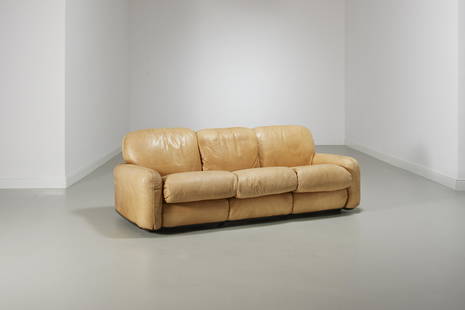 ARRIGO ARRIGONI: Divano mod. Piumotto. ABS stampato, pelle imbottita. Produzione Industrie Busnelli anni '70. cm 70x206x86 Targhetta della manifattura. Ottime condizioni generali. Piccole righe e lievi segni di usura