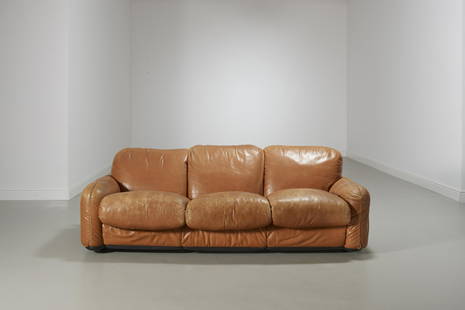 ARRIGO ARRIGONI: Divano mod. Piumotto. ABS stampato, pelle imbottita. Produzione Industrie Busnelli anni '70. cm 70x206x86 Targhetta della manifattura. Ottime condizioni generali. Piccole righe e lievi ssegni di usura