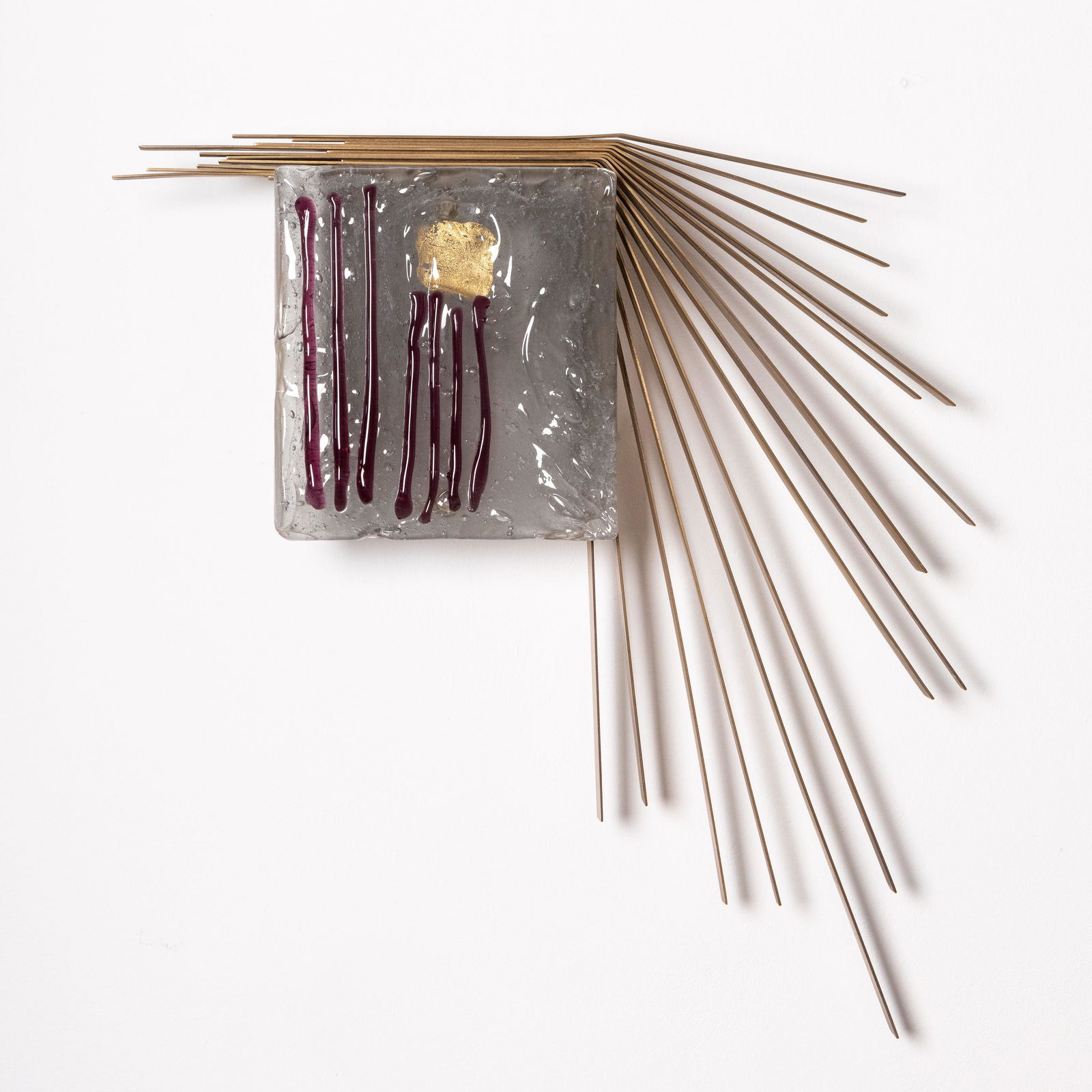 ANGELO BROTTO: Lampada da parete. Ottone, vetro lavorato a caldo con inclusioni di vetro colorato. Produzione Esperia anni '60. cm 60x55x12 Buone condizioni generali, piccoli graffi e leggeri segni di usura. Ottone