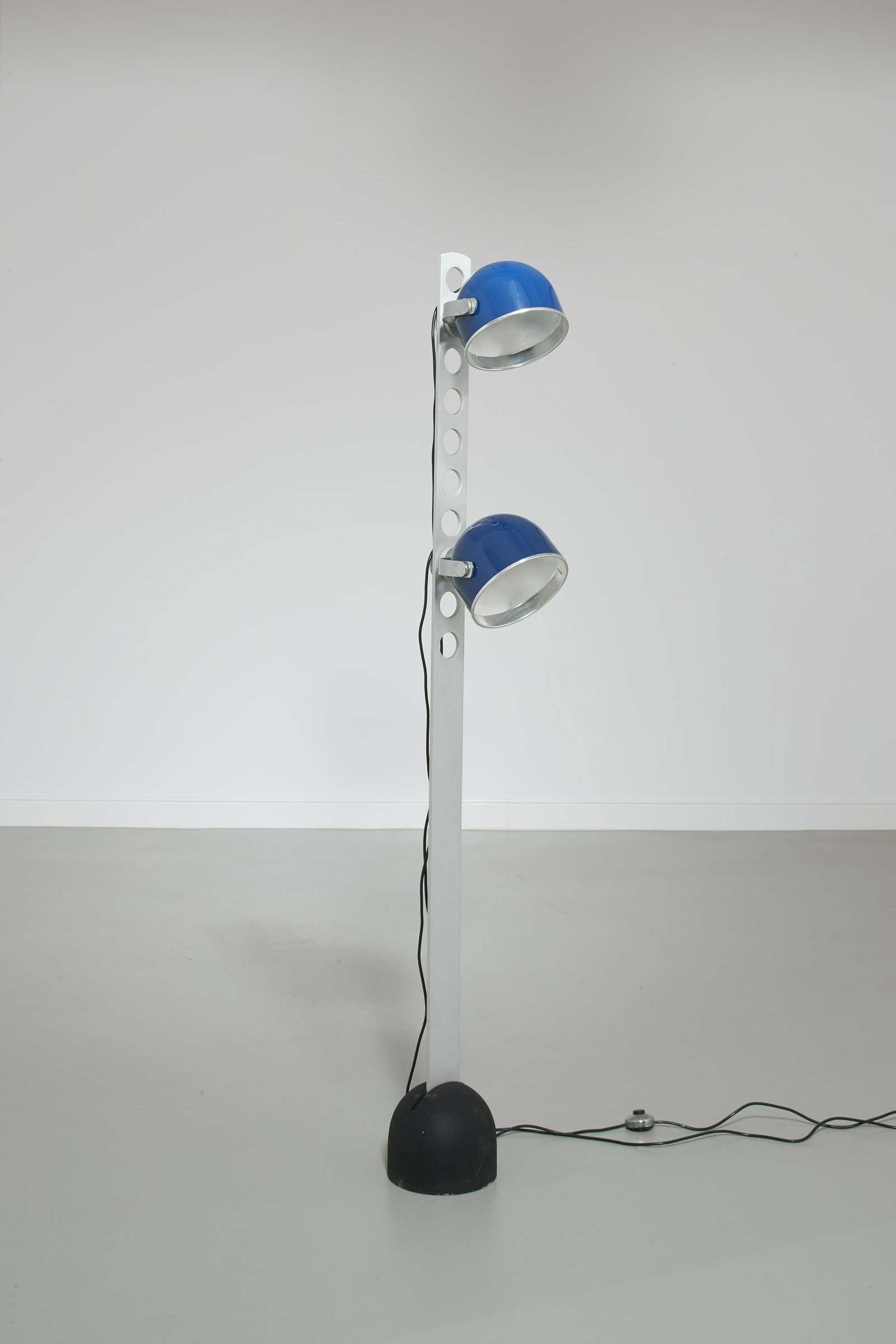 GAE AULENTI: Lampada da terra. Ghisa goffrata, alluminio, alluminio verniciato, metallo cromato.Produzione Stilnovo 1972 altezza cm 180 Ottime condizioni generali, piccole righe, graffi e segni d'usura. VERY GOOD 