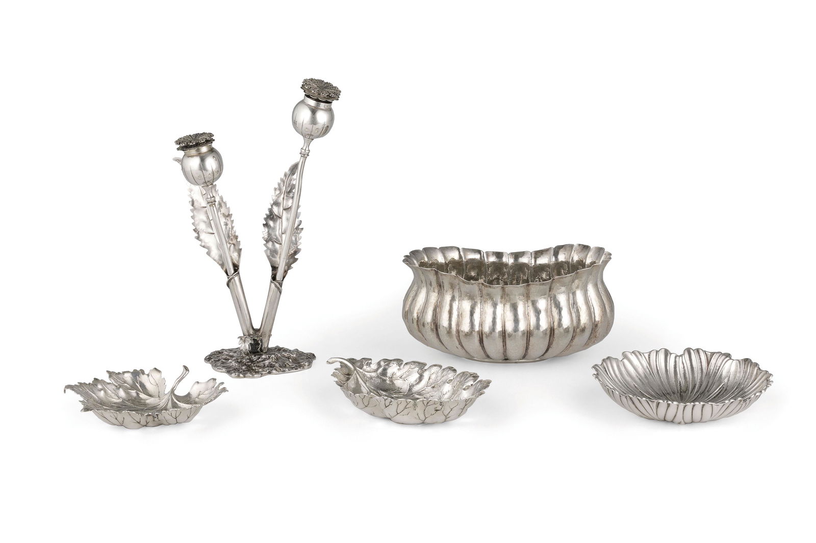 LOTTO DI OGGETTI DIVERSI IN ARGENTO, MILANO, XX SECOLO,: composto da un cesto, una bowl ovale e costolato, due cesti a foglia ed un sale e pepe. Argento 925/100; usure Sale e pepe, alt. cm 21, larg. cm 13; peso totale gr 760 A LOT OF DIFFERENT ITALIAN SILVE