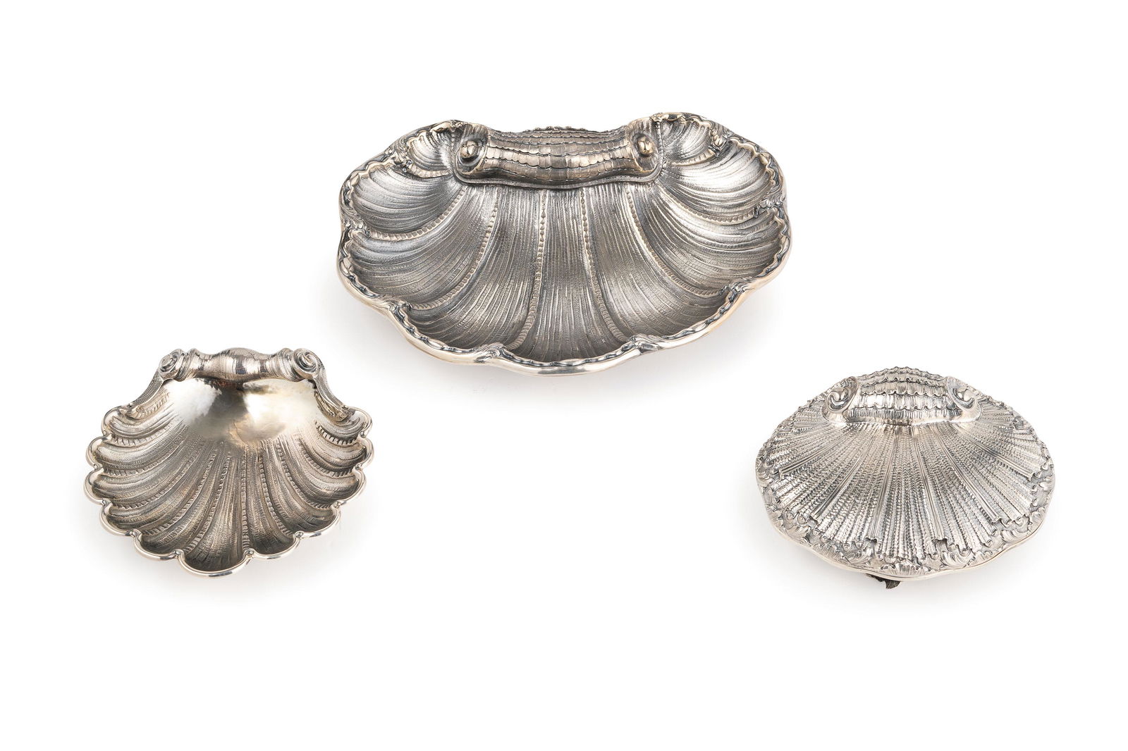 LOTTO DI OGGETTI DIVERSI IN ARGENTO, MILANO, XX SECOLO,: composto da due ciotole ed una scatola a conchiglia. Argento 925/1000; usure Alt. cm 4, larg. cm 23; peso gr 467 Alt. cm 3, larg. XX 13; peso gr 181 Alt. cm 5, larg. cm 14; peso gr 298 A LOT OF DIFFER