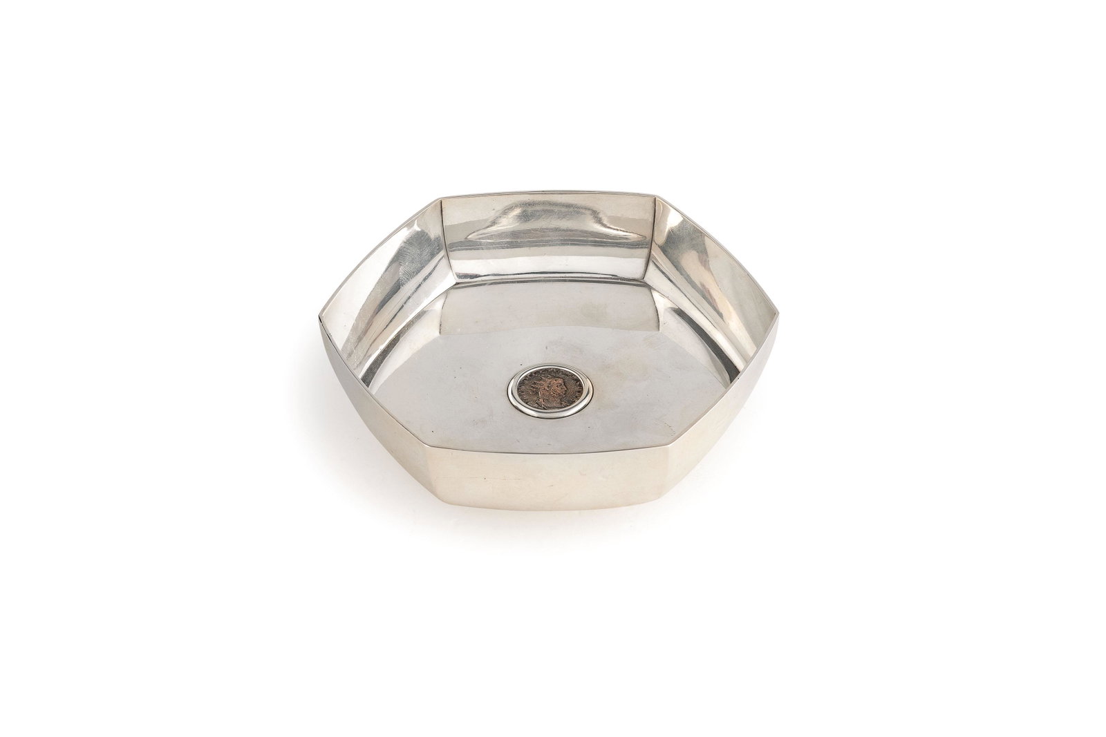 BOWL IN ARGENTO, ROMA, 1974, ORAFO BULGARI: di forma esagonale a superficie liscia, sul fondo Ã¨ incastonata una moneta Antoniniano di Gallieno Imperatore Romano. Argento 925/1000; usure Alt. cm 4, larg. cm 13; peso gr 292 AN ITALIAN SILVER B