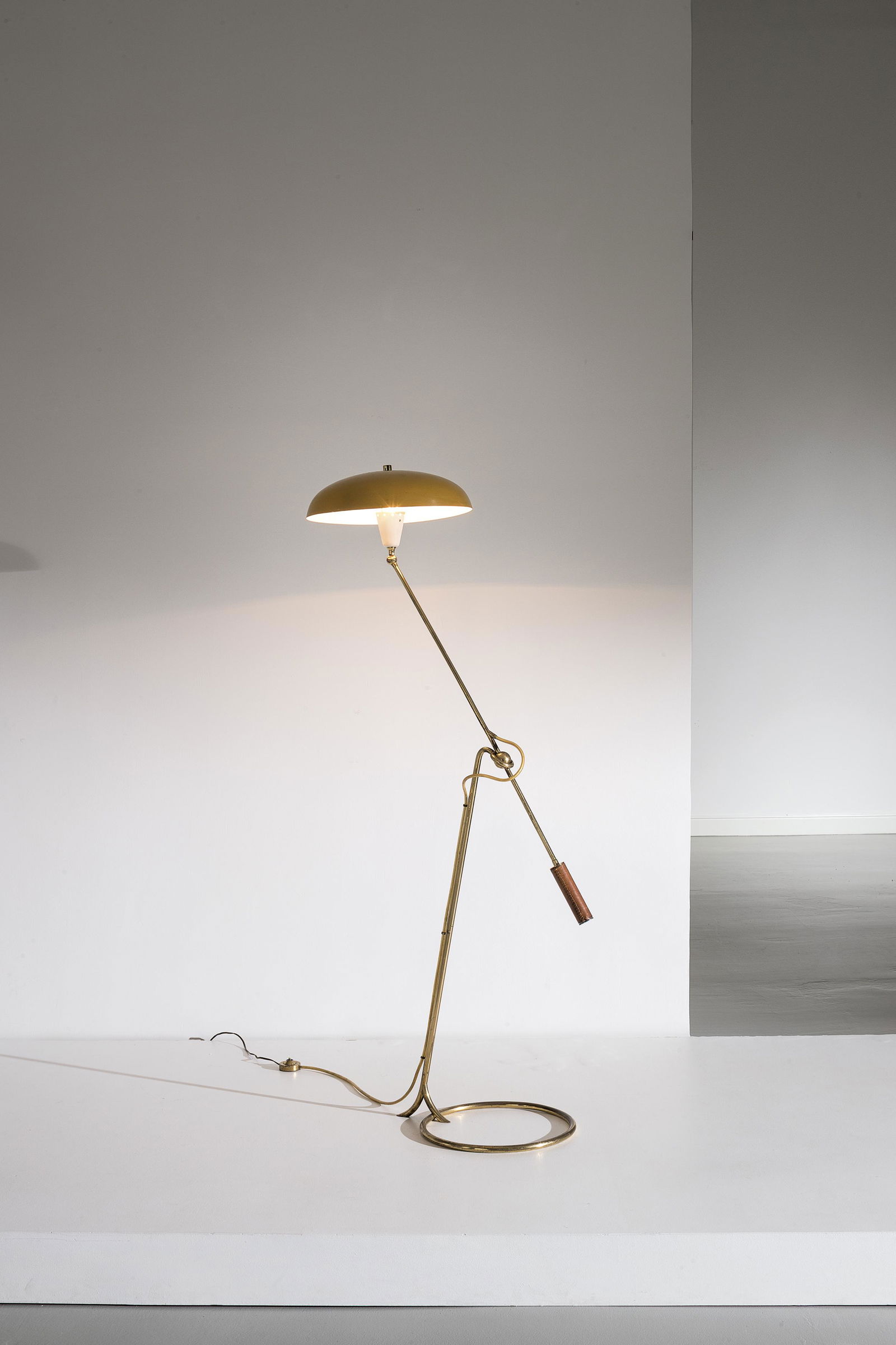 ANGELO LELII: Lampada da terra. Ottone, alluminio verniciato, cuoio. Produzione Arredoluce anni '50. Timbro della manifattura. Altezza massimacm 164 A FLOOR LAMP BY A. LELII A. Pansera, A. Padoan, A. Palmaghini, Ar