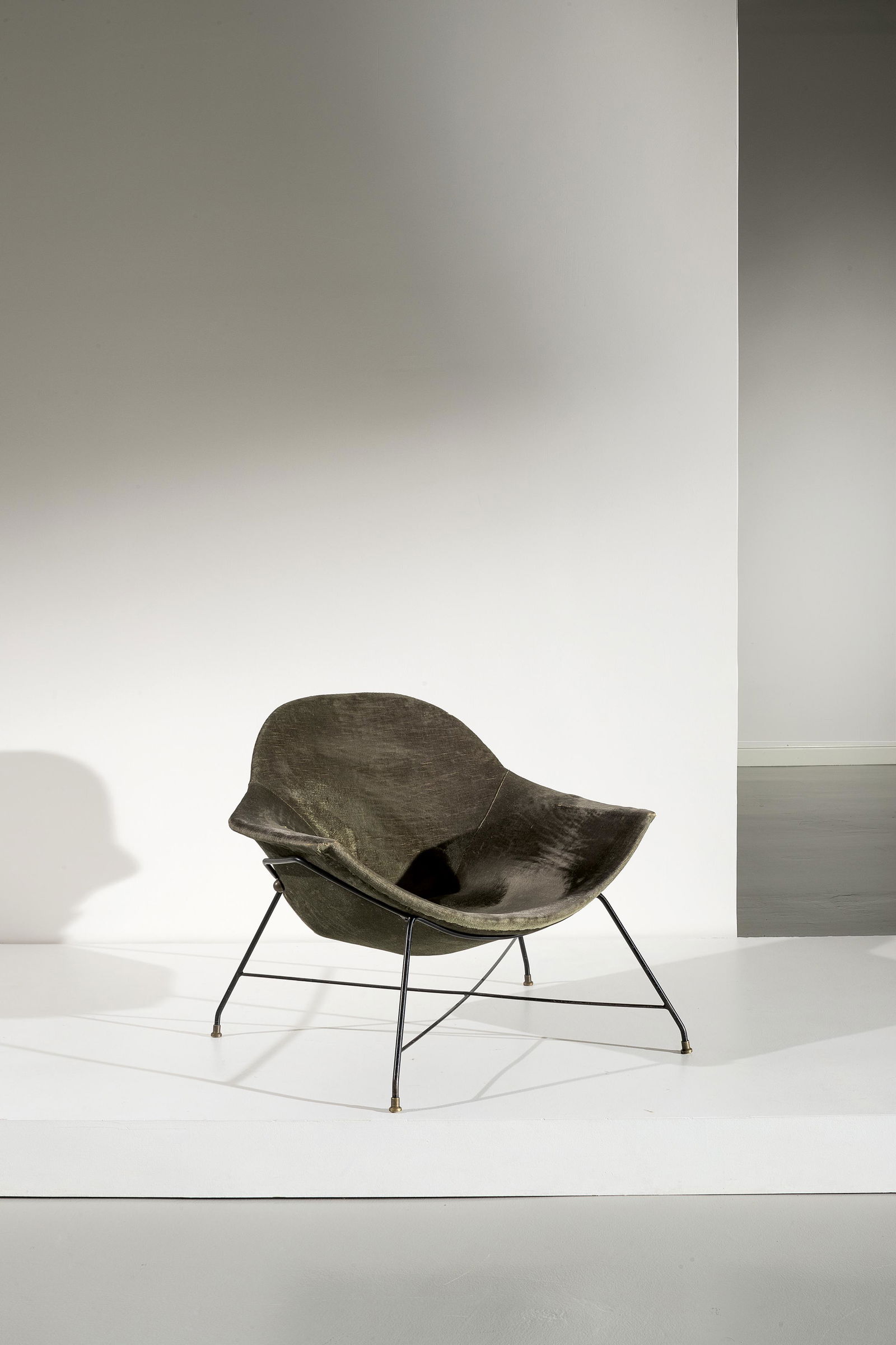 AUGUSTO BOZZI: Poltrona mod. Lilium. Tondino di ferro smaltato, ottone, tessuto imbottito. Produzione Saporiti anni '50. cm 71,5x85x76 A ARMCHAIR BY A. BOZZI Catalogo di produzione Saporiti 1965.