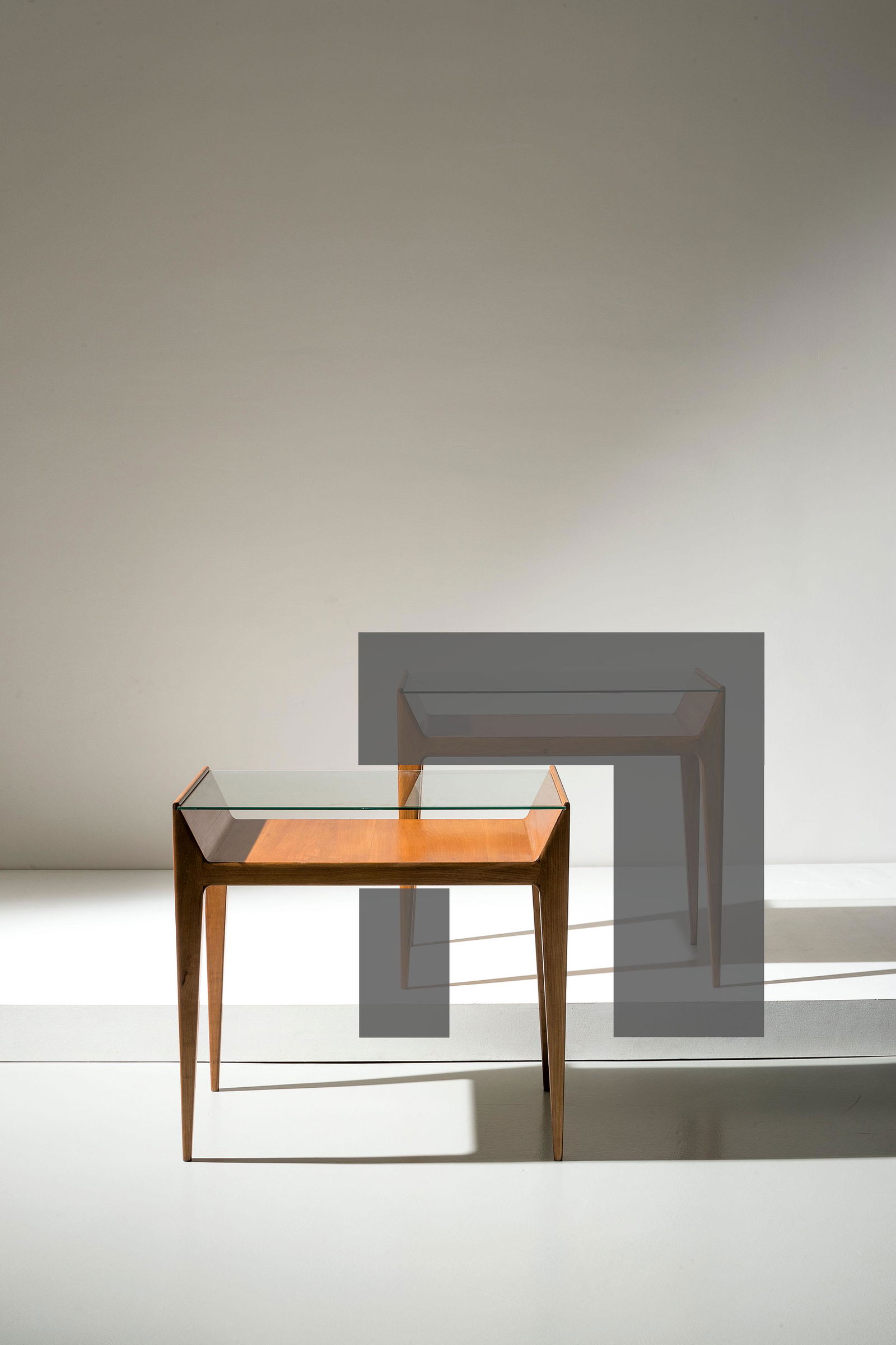 GIO PONTI: Consolle. Legno di ciliegio, cristallo molato. 1955 ca. Certificato di autenticitá Gio Ponti Archives cm 78x83x45 A CONSOLLE BY G. PONTI