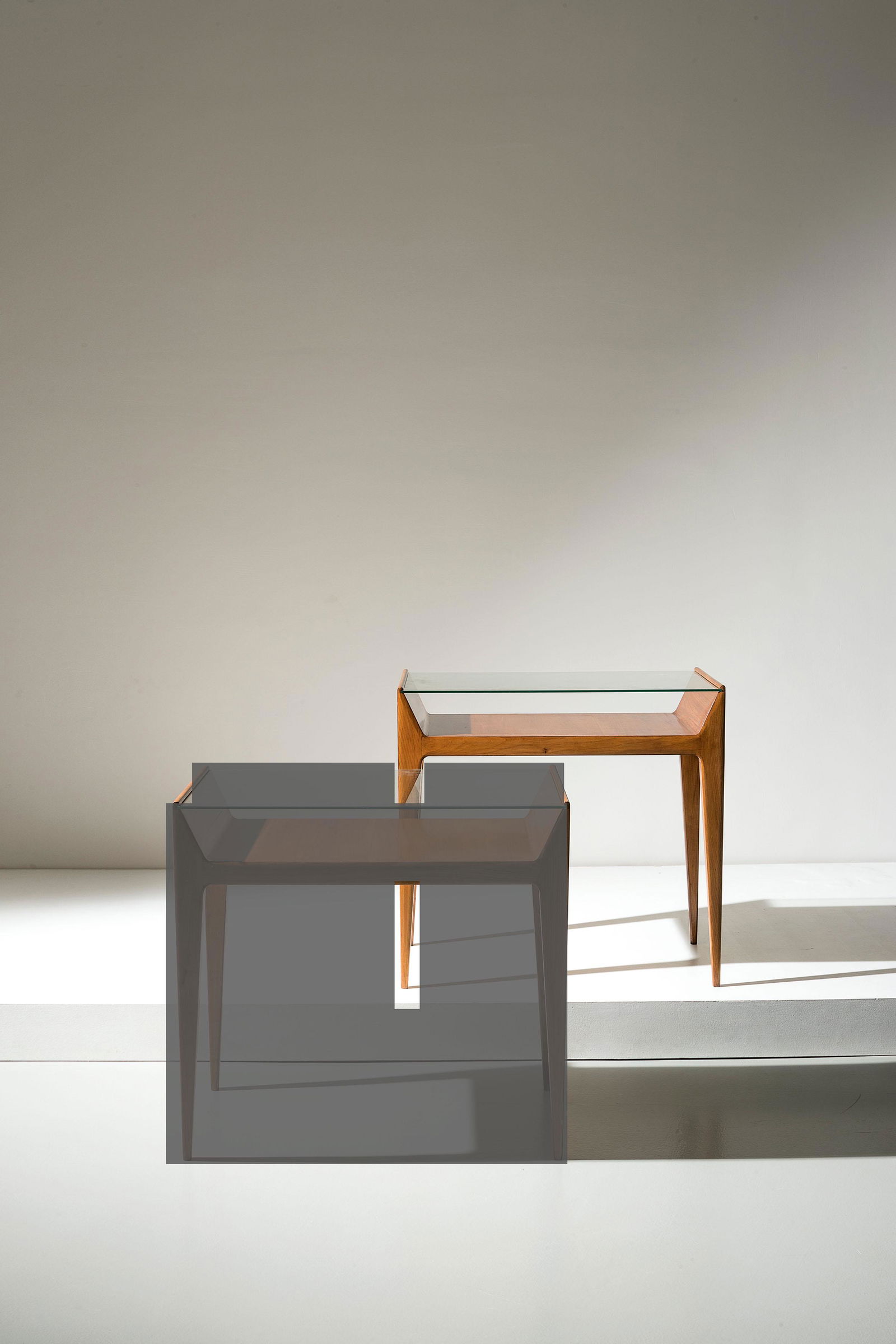 GIO PONTI: Consolle. Legno di ciliegio, cristallo molato. 1955 ca. Certificato di autenticitá Gio Ponti Archives cm 78x83x45 A CONSOLLE BY G. PONTI