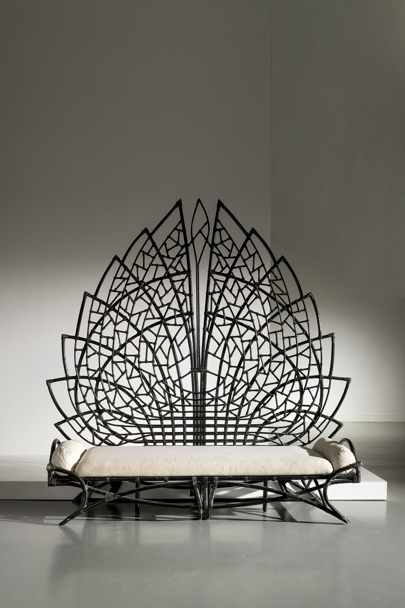 DFN: Letto a giorno. Canna d'india tinta, giunco, tessuto imbottito. Produzione DFN anni '80. cm 240x242x86 A DAYBED BY DFN
