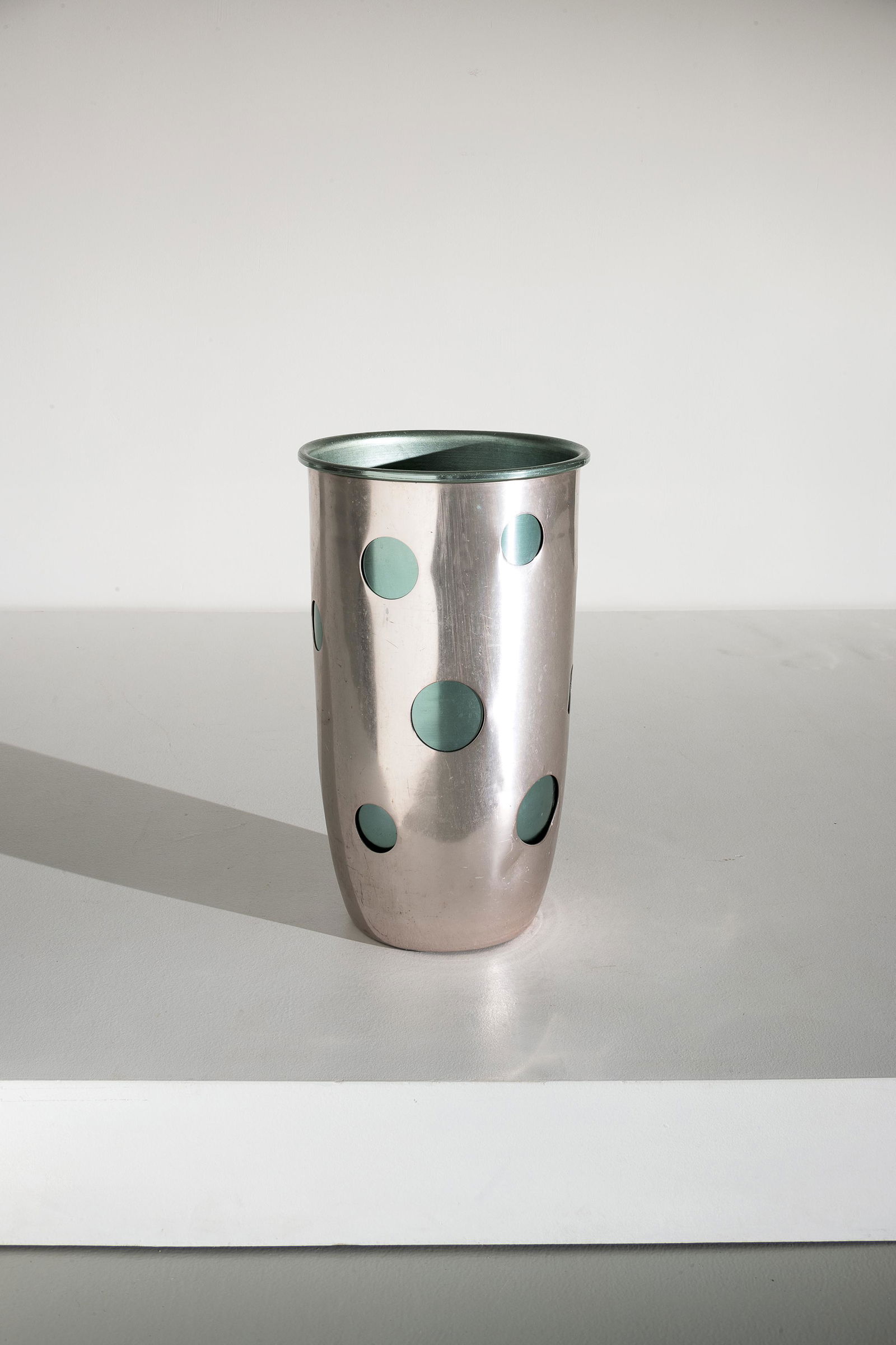 E. SOTTSASS: Portaombrelli. Alluminio anodizzato. Esecuzione Rinnovel, edizione Raymor, New York, 1955 ca. Marchio del produttore sotto la base. cm 48X29 AN UMBRELLA STAND BY E. SOTTSASS Domus, n. 310, settembre 1