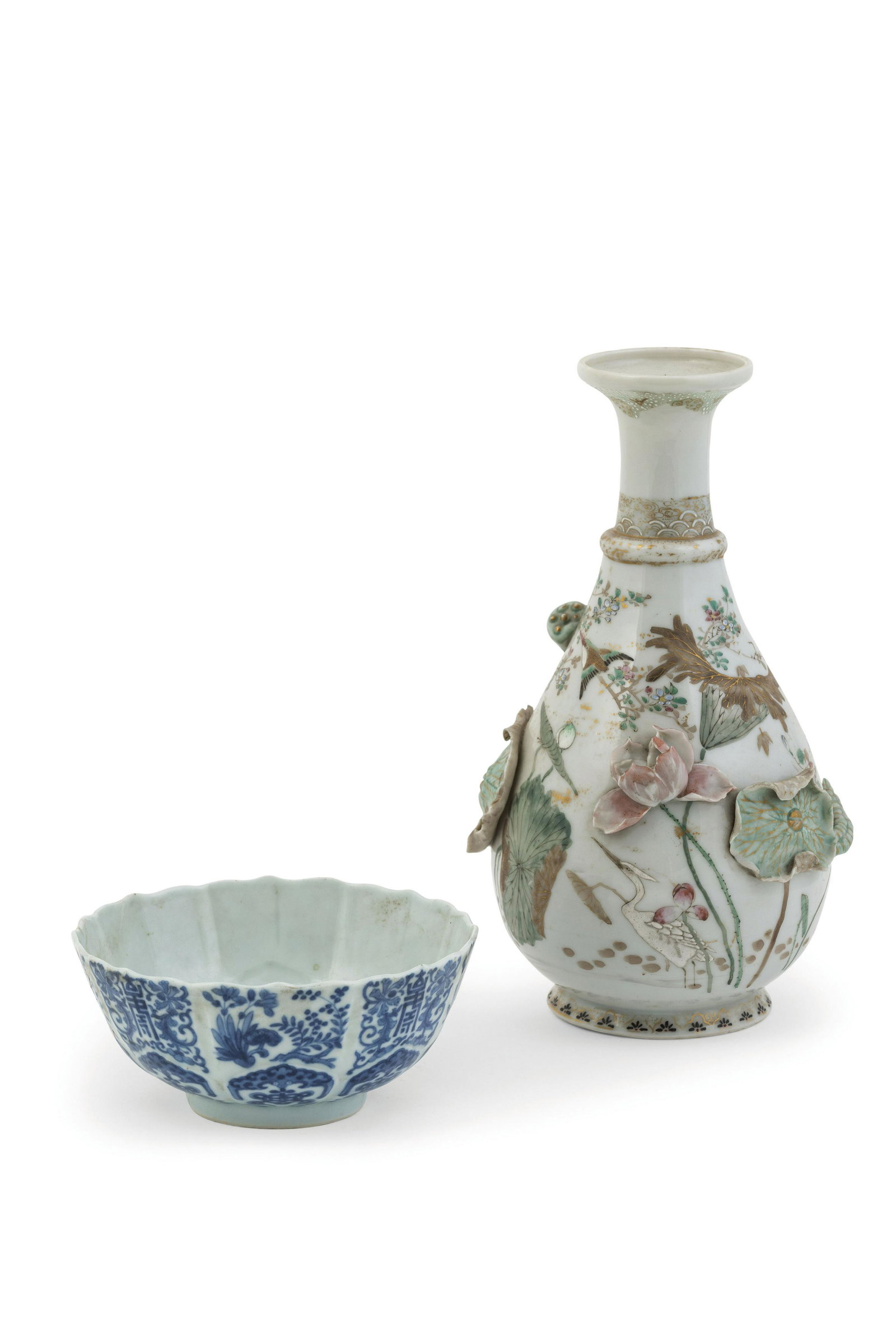 VASO IN PORCELLANA FAMIGLIA ROSA, CINA, XX SECOLO: con decoro di fiori di loto a rilievo, unito ad UNA COPPA IN PORCELLANA BIANCA E BLU, CINA, XX SECOLO con decoro a diagrammi; la coppa rotta e rincollata, il vaso in buone condizioni, qualche piccola 