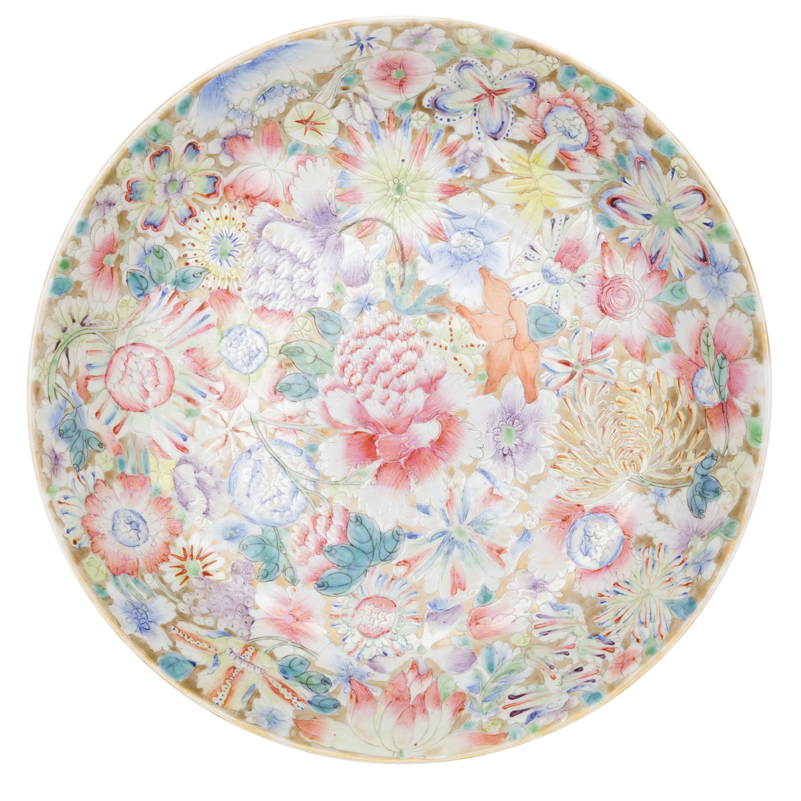 A MILLEFLEURS PORCELAIN SAUCER DISH, LATE QING DYNASTY,: The interior in bright enamels to depict a dense pattern of floral sprays including peonies, lotus, narcissus and daisies in rich tones of pink, yellow, blue and green. In very good conditions. 23,3 c