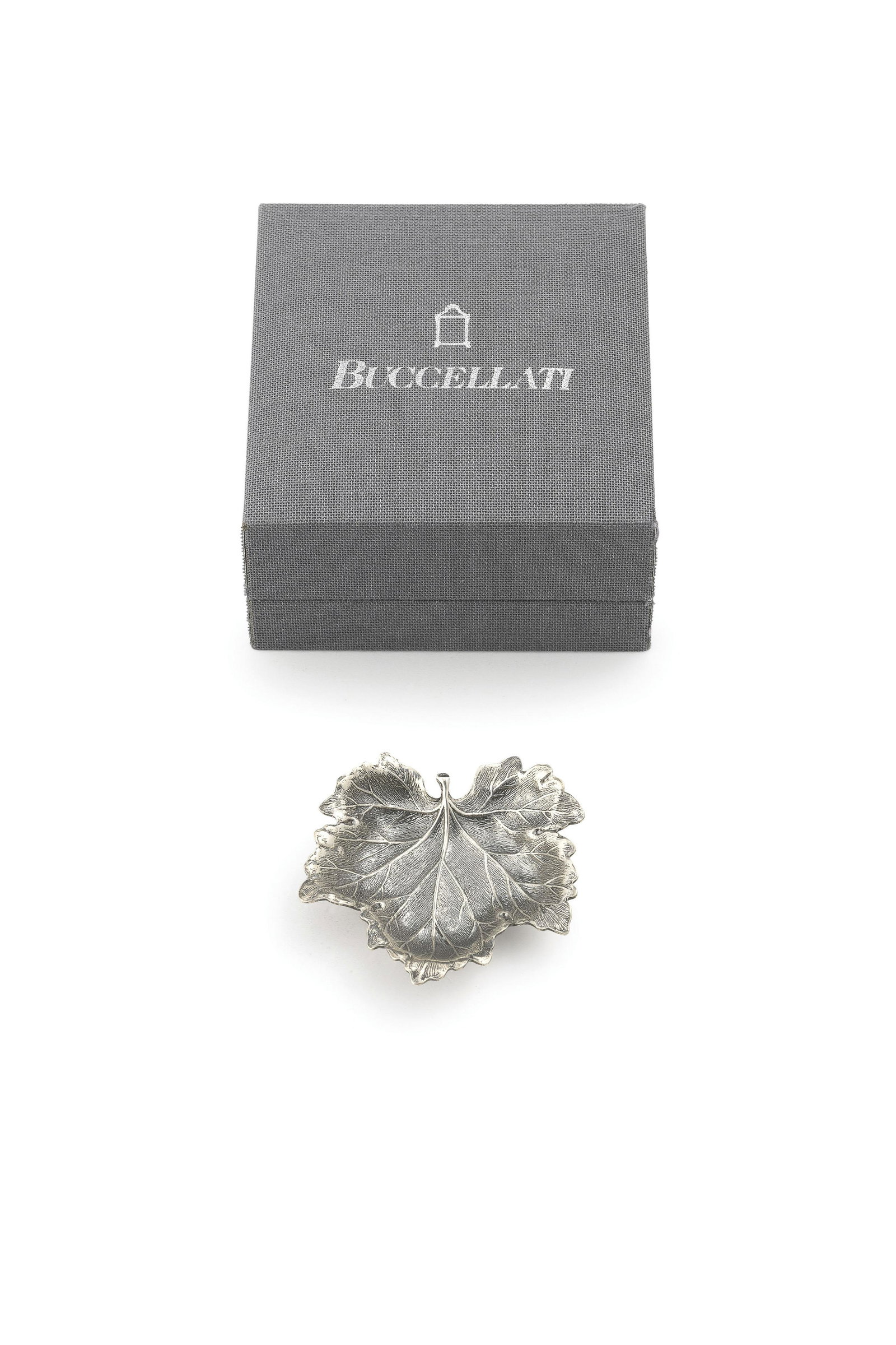 PICCOLA FOGLIA IN ARGENTO, ITALIA, XX SECOLO, ORAFO: con custodia originale; usure Larg. cm 4, prof. cm 4,5; peso gr 12,5 AN ITALIAN SILVER LEAF, 20TH CENTURY, MARKS OF BUCCELLATI; WEAR
